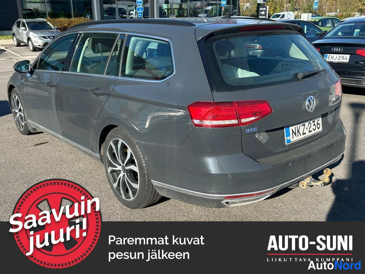 Takaviisto: Tummanharmaa farmariauto takaviistosta, takavalot ja rekisterikilpi näkyvissä.