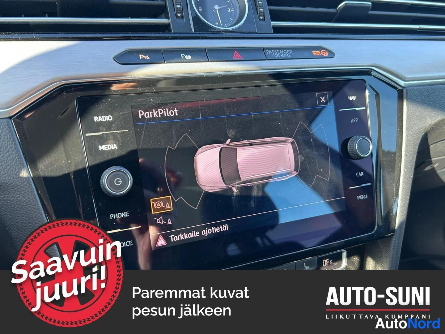 Muu: Kojelaudan infotainment-näyttö näyttää ParkPilot-tutkatilanteen ajoneuvon yläkuvana