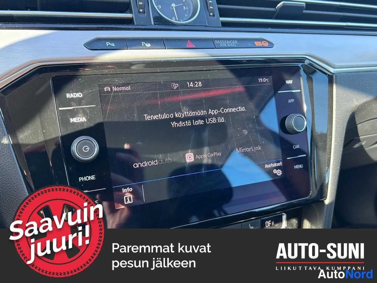 Muu: Volkswagen Passatin kojelaudan infotainment-näyttö, jossa App-Connect -valikko Android Autolla, Apple CarPlaylla ja MirrorLinkillä.