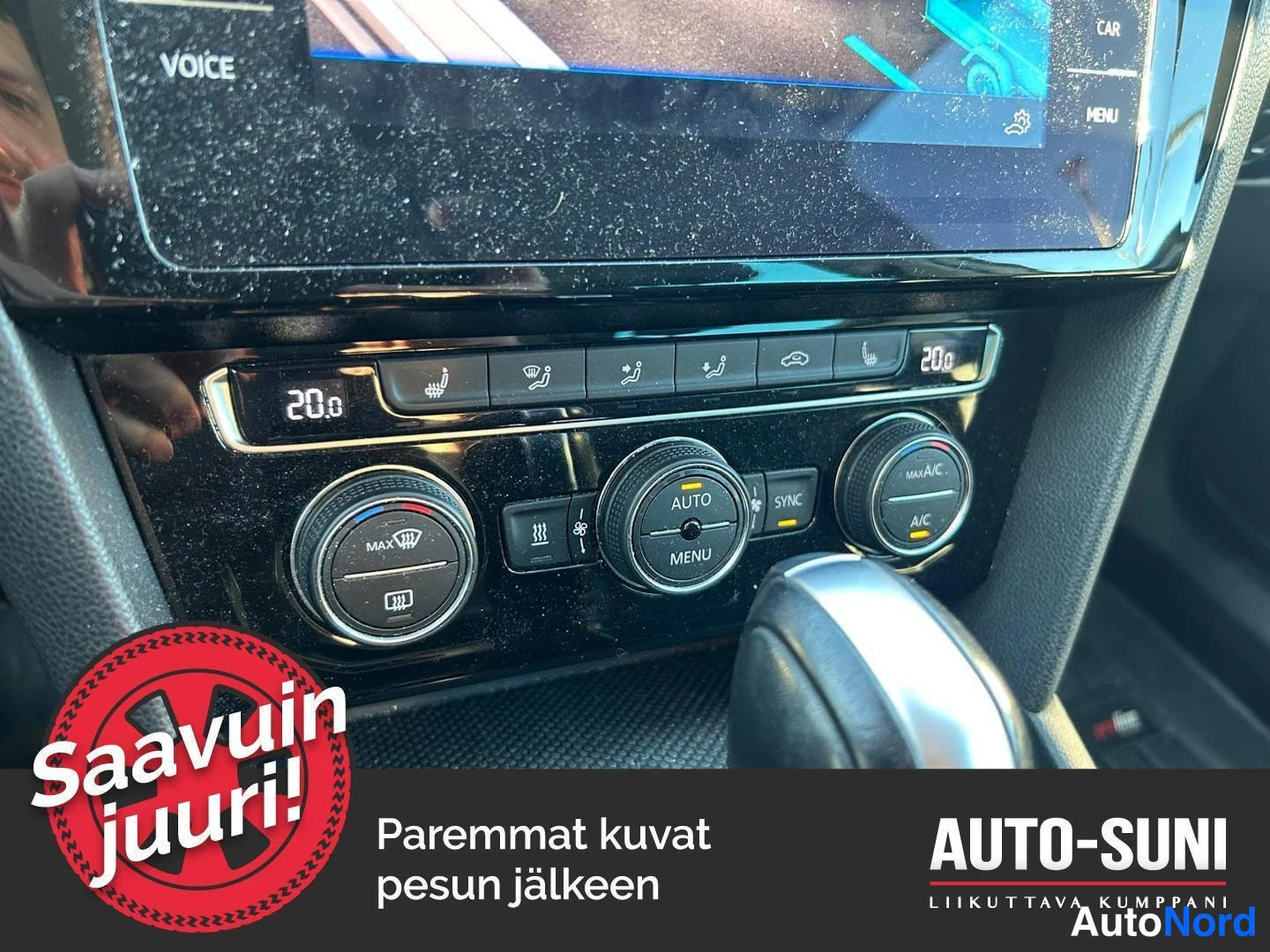 Muu: Keskikonsolin ilmastointipaneeli, jossa lämpötilanäytöt 20,0, MAX-, AIC- ja SYNC-toiminnot sekä istuimen lämmityskuvakkeet.