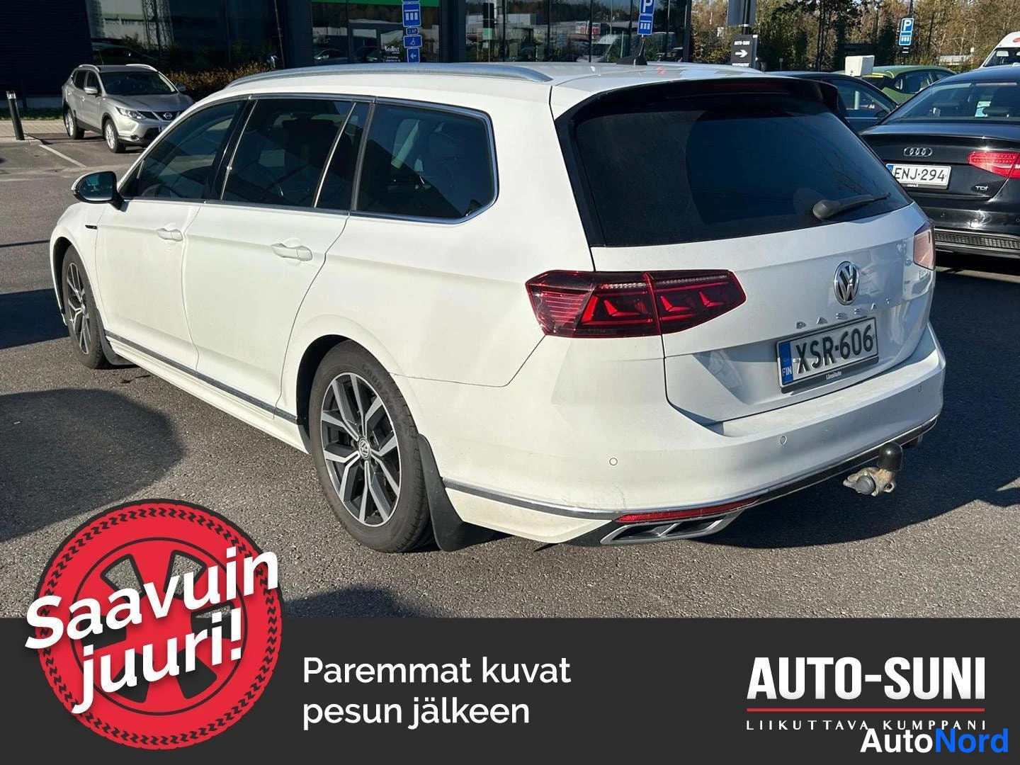 Takaviisto: Valkoinen farmariauto vinosta takakulmasta vasemmalta, takavalot, takapuskuri ja kylki näkyvissä; rekisteritunnus.