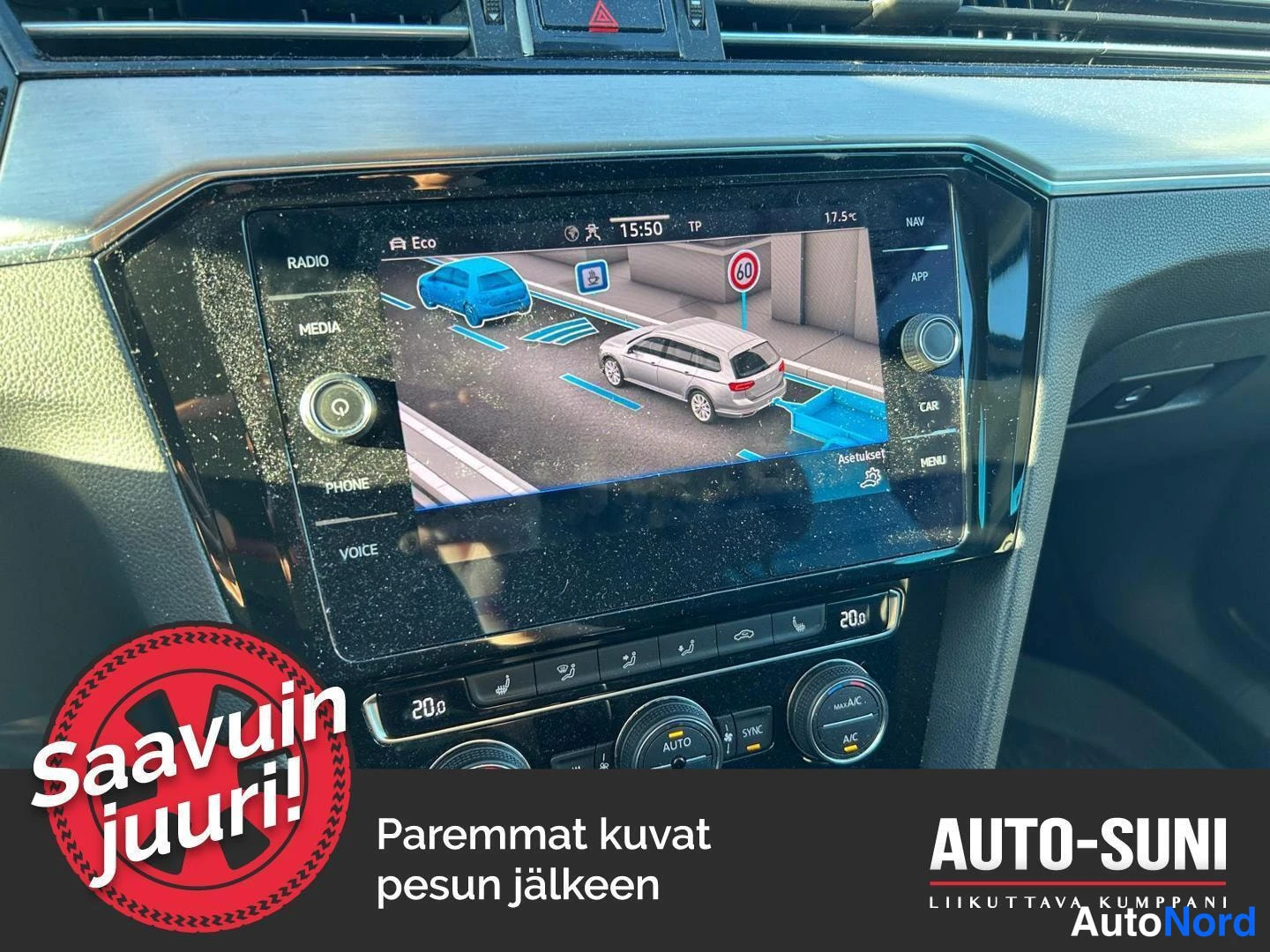 Muu: Infotainment-näyttö, jossa pysäköintianturien grafiikka autoista ja klimateollisuuden säätöpainikkeet.