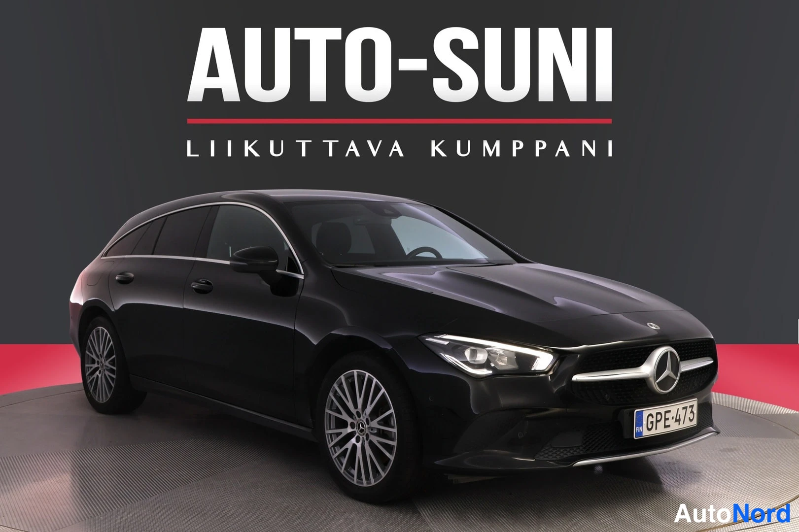 Etuviisto, nokka oikealle: Musta Mercedes-Benz CLA Shooting Brake etuviistöstä oikealta, rekisteritunnus.
