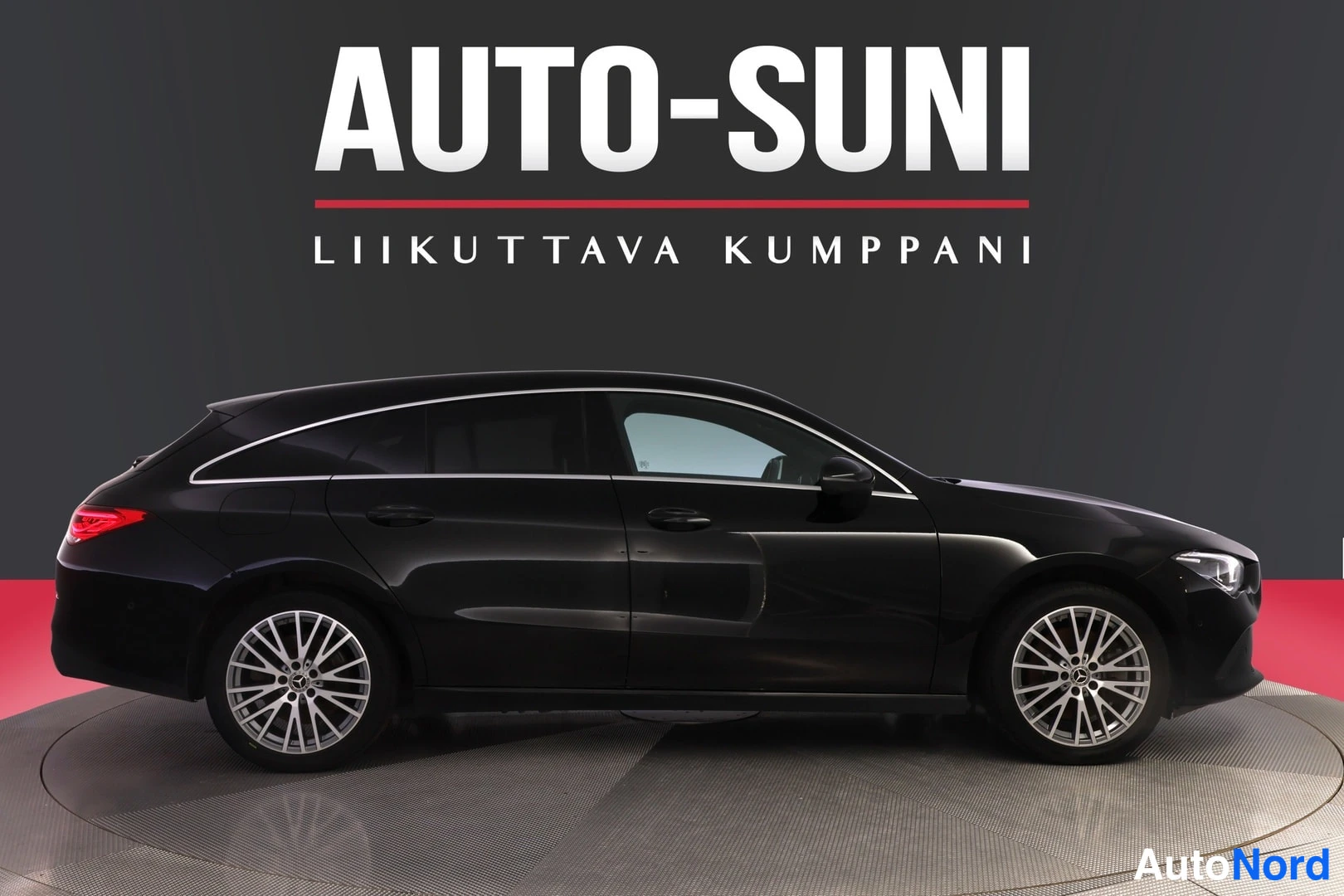 Sivulta: Musta Mercedes-Benz CLA Shooting Brake sivukuva vasemmalta.