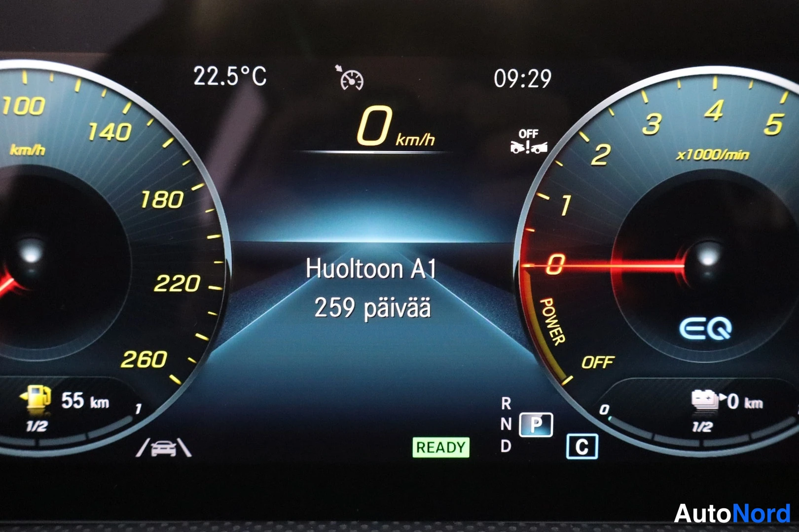 Muu: Digitaalinen kojetaulun näyttö: nopeus 0 km/h, huoltomuistutus 'Huoltoon A1 259 päivää', lämpötila 22,5 °C ja kellonaika 09:29.