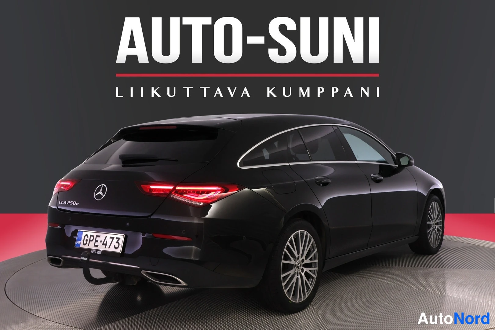 Takaviisto: Musta Mercedes-Benz CLA Shooting Brake takaviistöstä vasemmalta, peräosassa CLA 250e-merkintä ja rekisteritunnus.