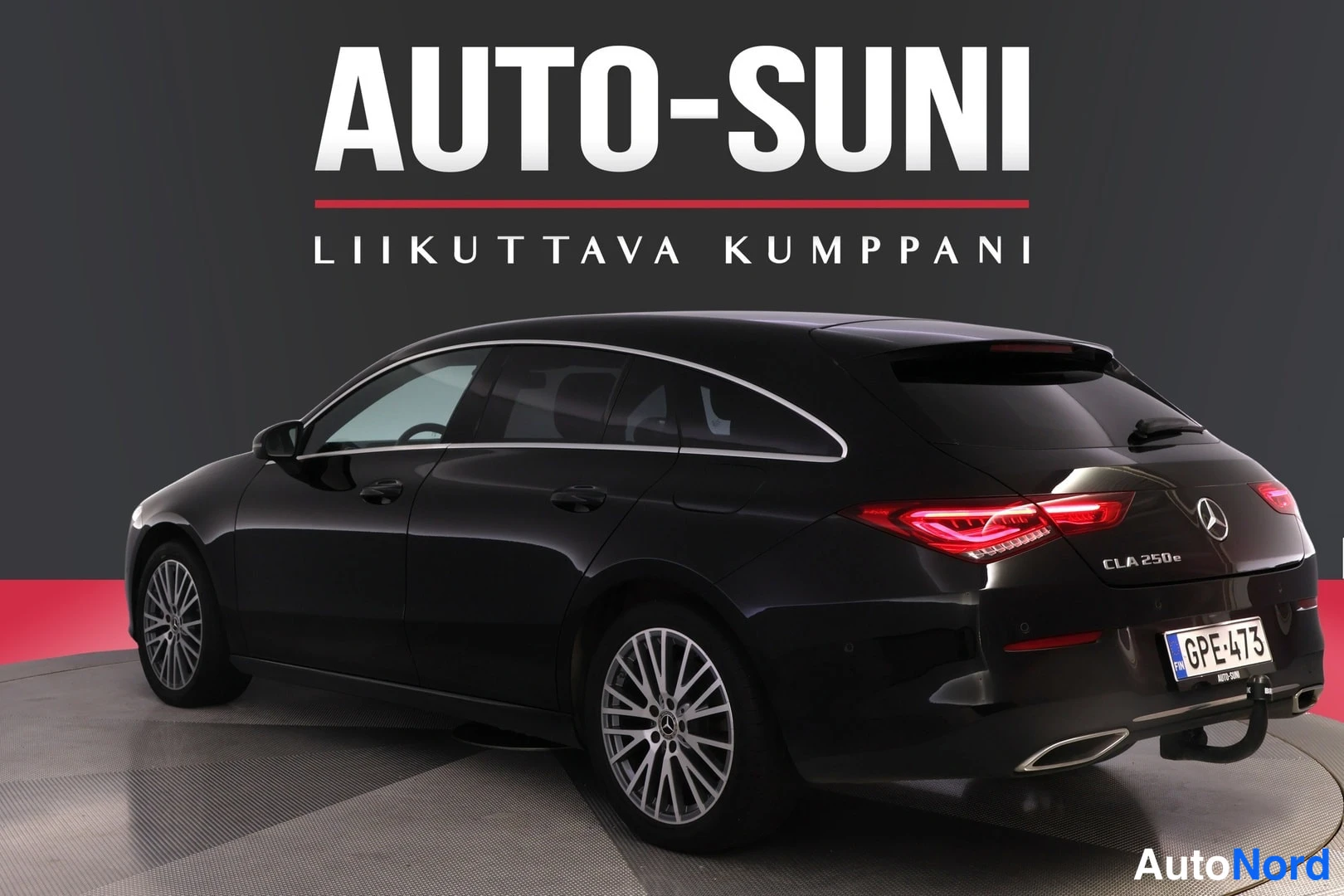 Takaviisto: Musta Mercedes-Benz CLA Shooting Brake takaviistöstä vasemmalta; perässä CLA 250e-merkintä, rekisteritunnus ja vetokoukku.