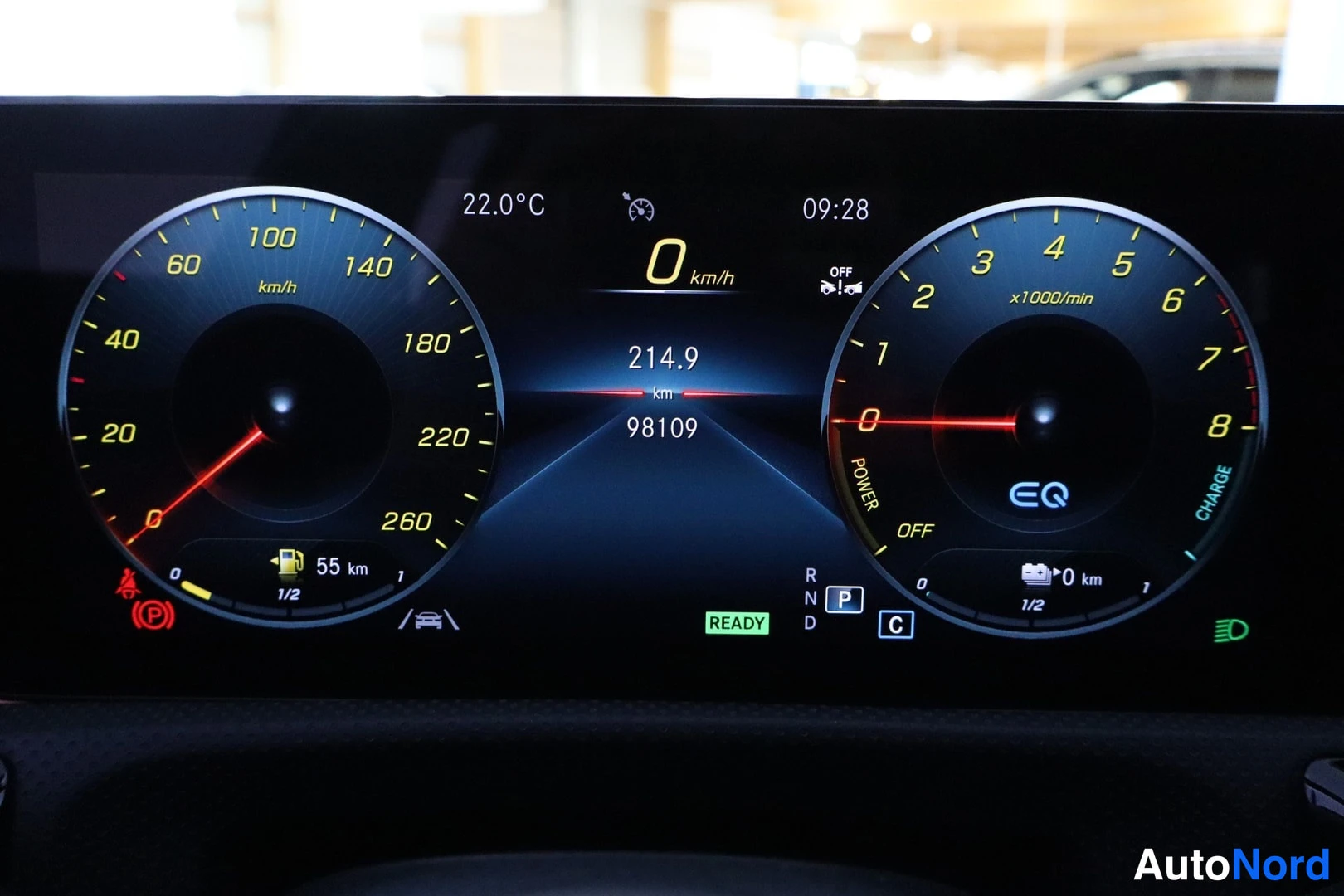 Muu: Mercedes-Benzin digitaalinen mittaristo näyttää nopeudeksi 0 km/h, matkamittarin lukemaa 98109 km, ulkolämpötilaa 22,0 °C ja ajoneuvon olevan valmiustilassa (RE
