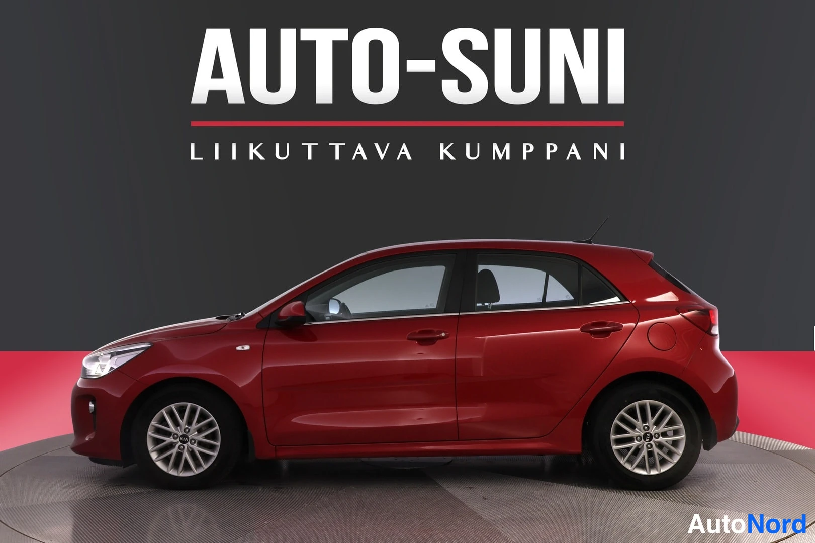 Punainen Kia Rio 2020, etuviisto, keula vasemmalle, kuva 2