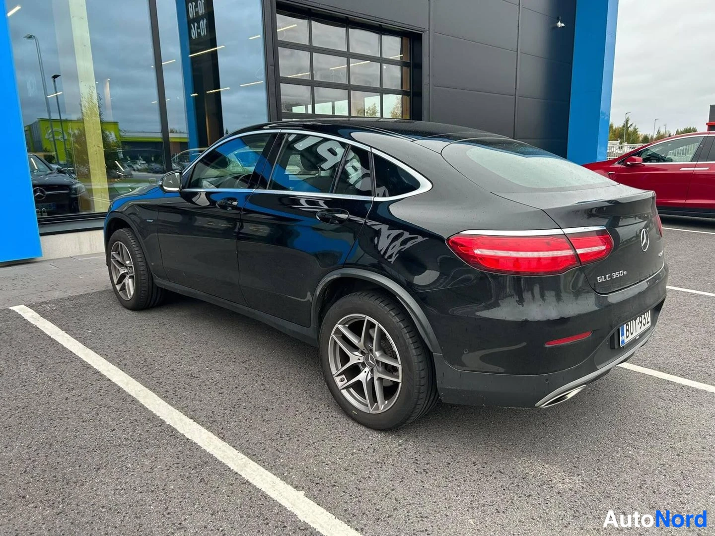 Takaviisto: Mustan Mercedes-Benz GLC Coupén takakulmanäkymä oikealta; punaiset takavalot, muovi-ikkuunat ja rekisteritunnus erottuvat.