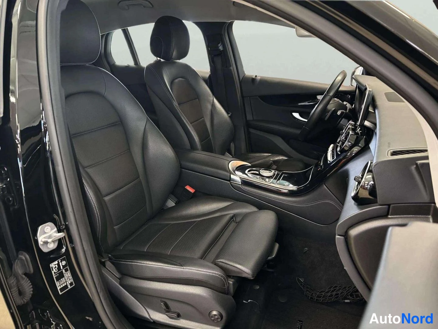 Musta Mercedes-Benz GLC 2017, kuva 10