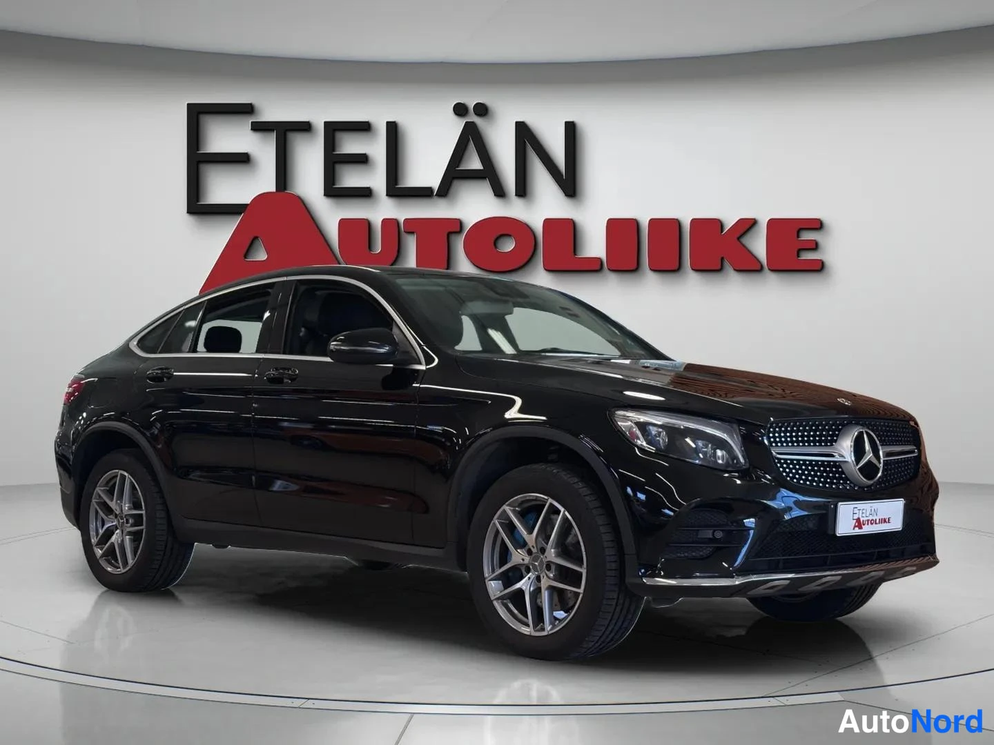 Musta Mercedes-Benz GLC 2017, etuviisto, keula oikealle, kuva 2