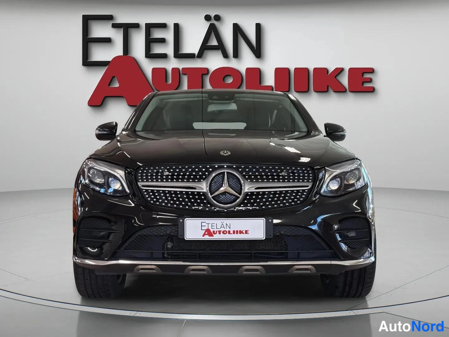 Musta Mercedes-Benz GLC 2017, edestä, kuva 3