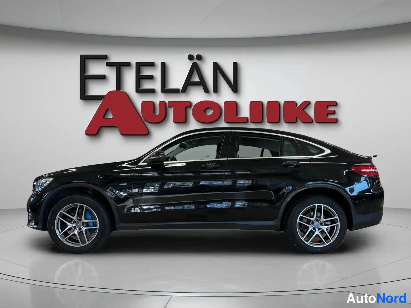 Musta Mercedes-Benz GLC 2017, sivulta, kuva 4