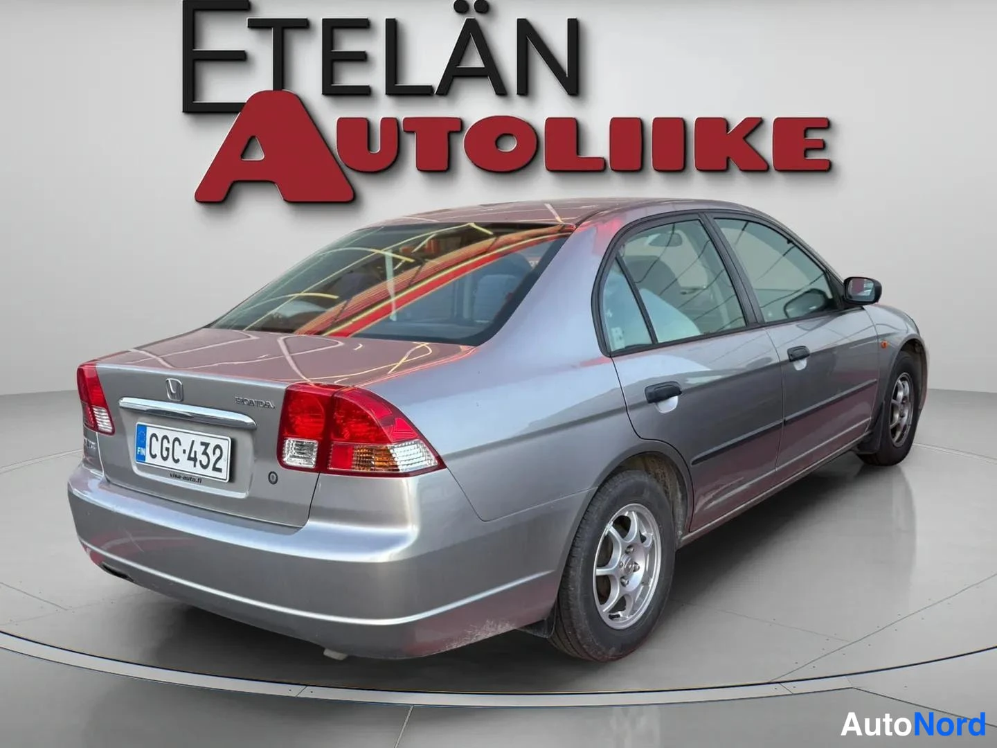Takaviisto: Harmaa honda Civic -sedan vinosti takaa oikealta kuvattuna, rekisteritunnus.