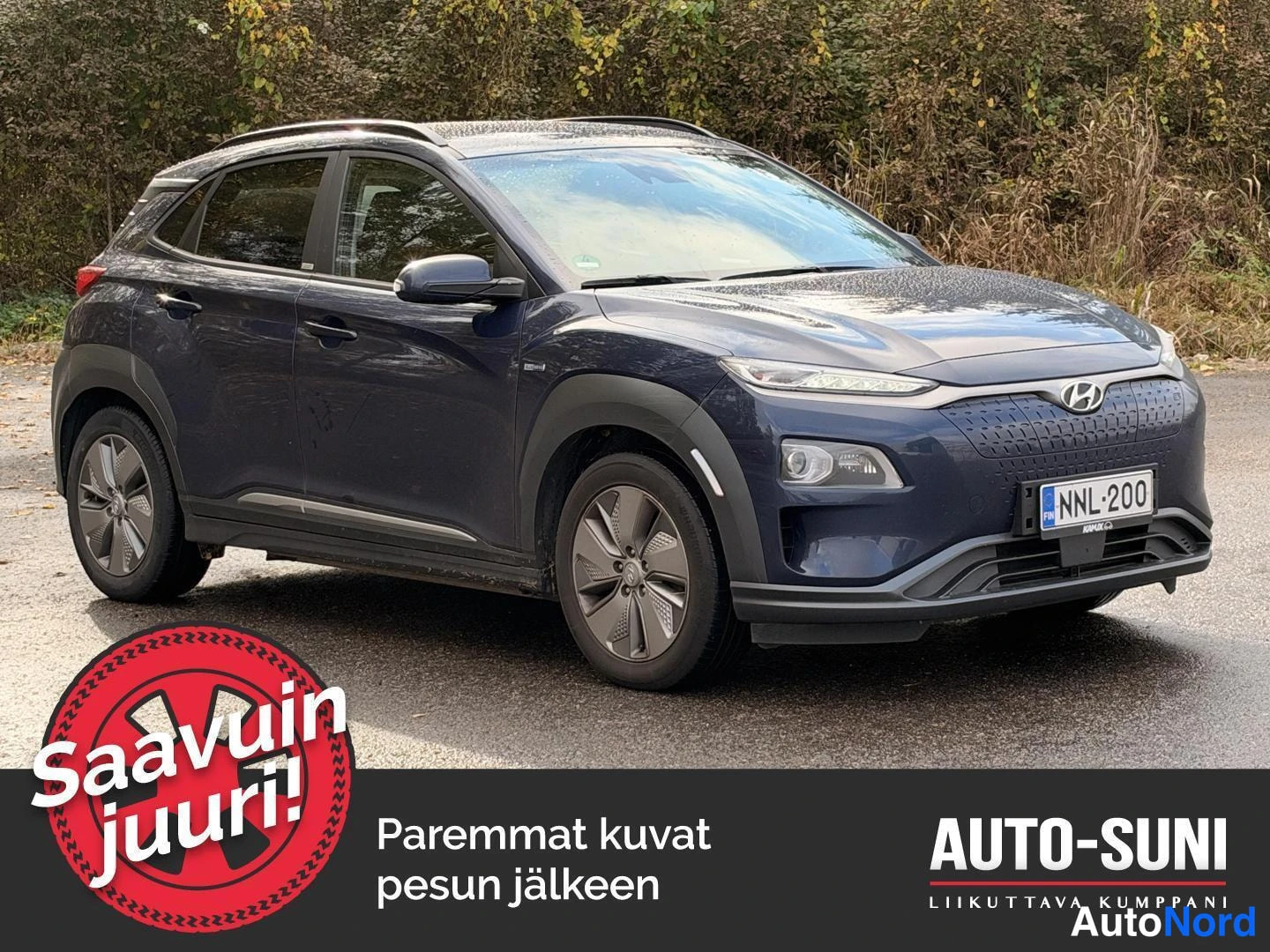 Etuviisto, nokka oikealle: Hyundai Kona Electric etukautta oikealta, tummansininen.