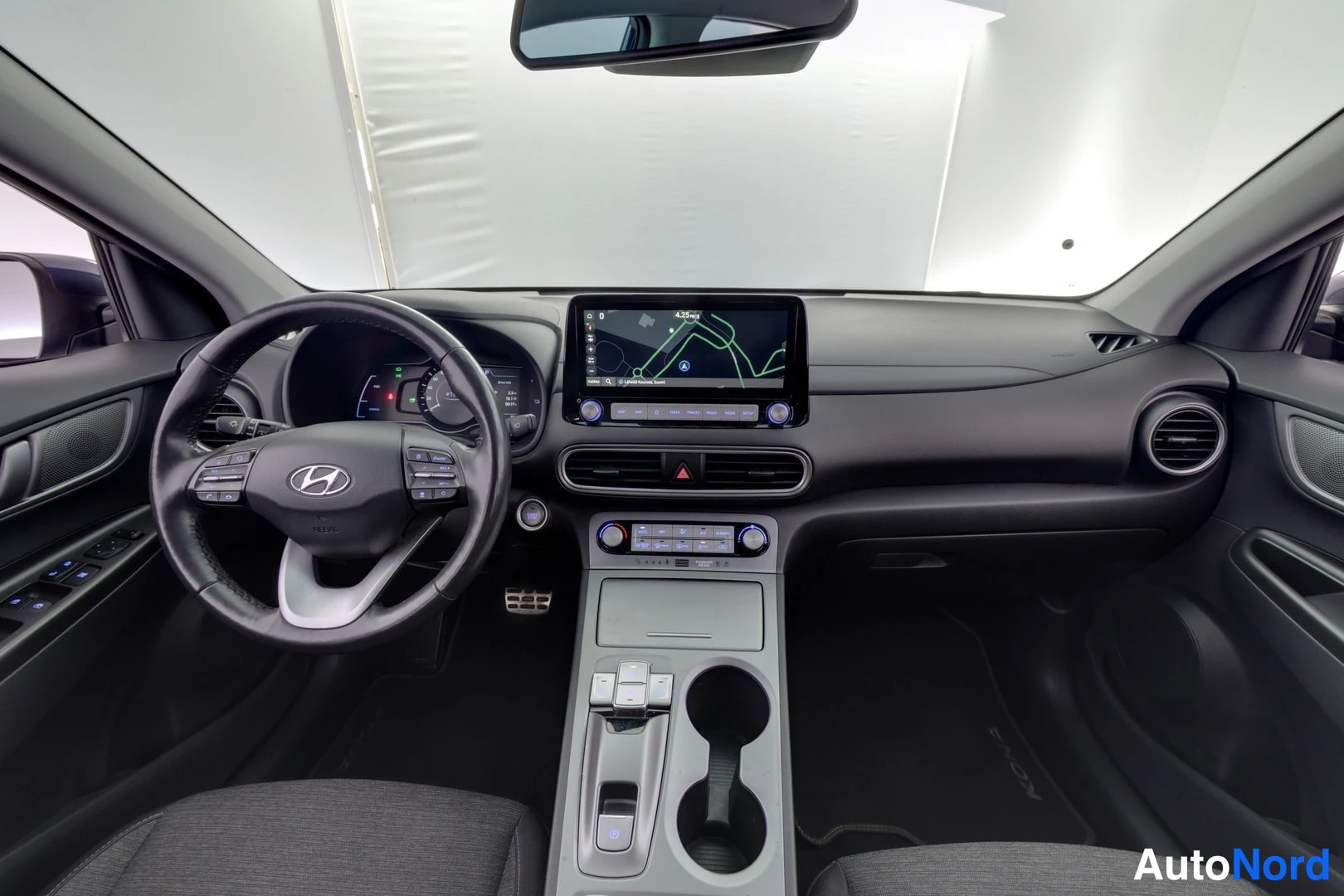 Sininen Hyundai Kona 2021, edestä, kuva 4