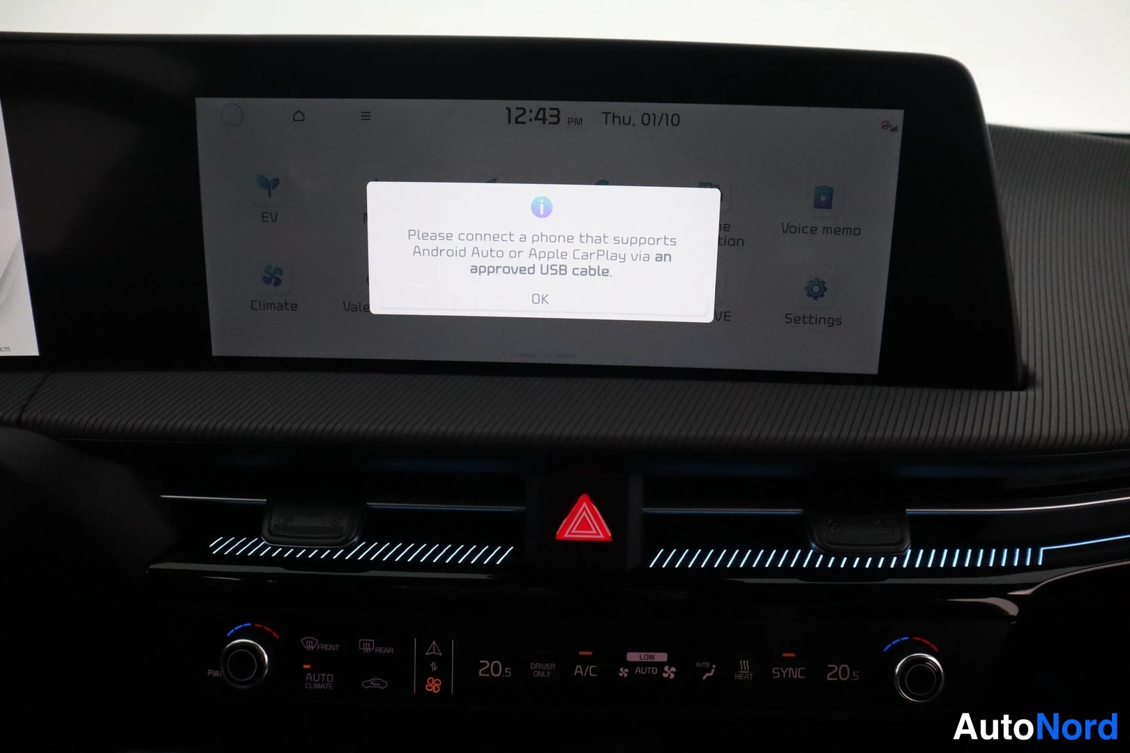 Muu: Keskinäytös ilmoittaa, että Android Auto- tai Apple CarPlay -yhteensopiva puhelin tulee liittää hyväksytyllä USB-kaapelilla; alla ilmastointipaneeli.