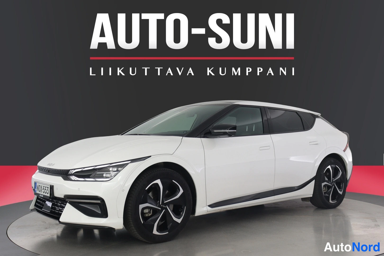 Etuviisto, nokka vasemmalle: Kia EV6 etukulmasta, valkoinen koripaneelit ja mustat vanteet, rekisterikilpi
