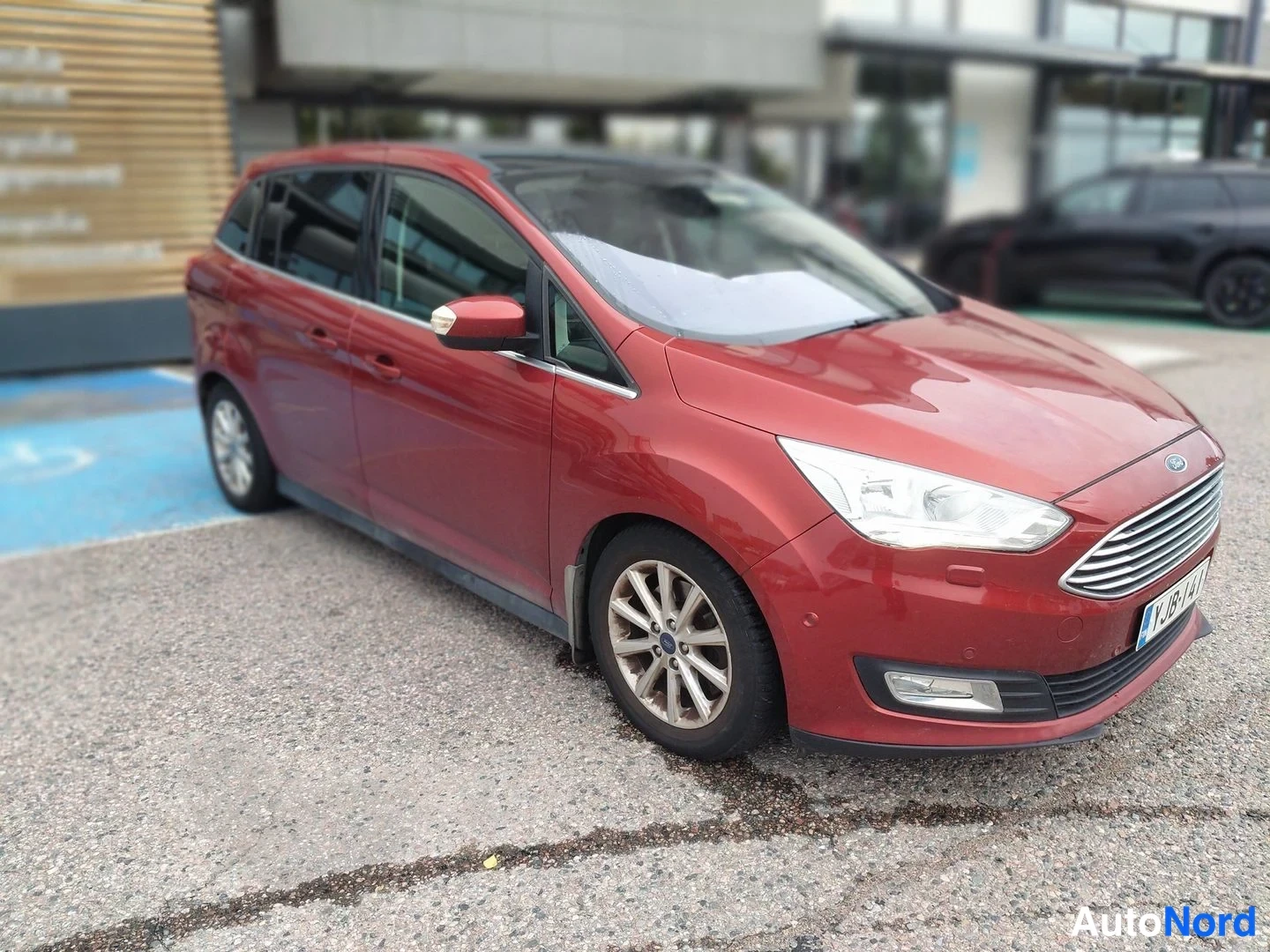 Etuviisto, nokka oikealle: Punaisenruskea farmarimallinen henkilöauto kolmanneltakulmasta edestä oikealta; etupanska, etulyhtyt ja kylki näkyvät, rekisterikilpi.