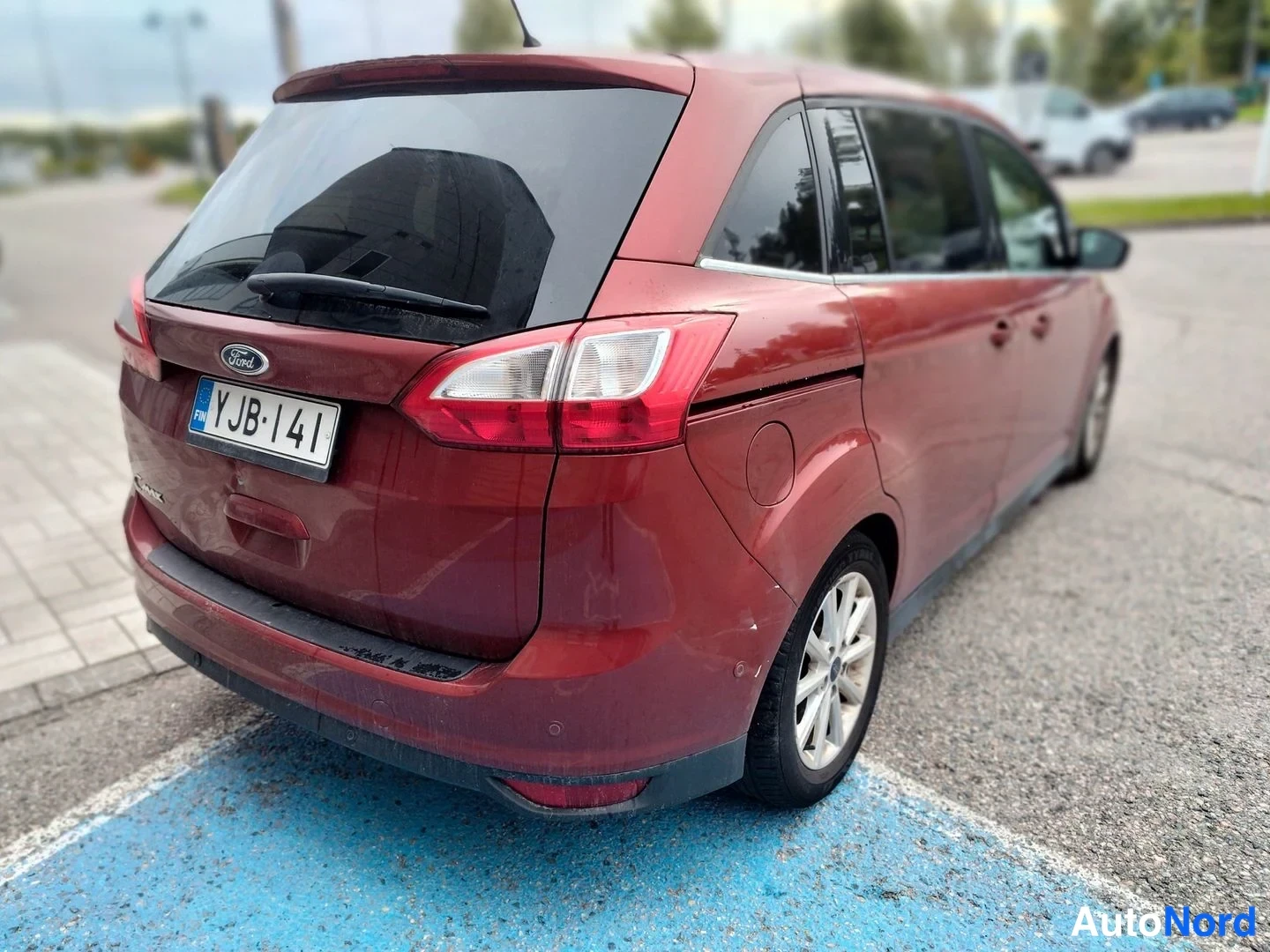 Takaviisto: Auton takakolmanneltakuva vasemmalta; takavalot, Ford-merkki ja rekisterikilpi näkyvät, takapuskulin alla ruostetta.