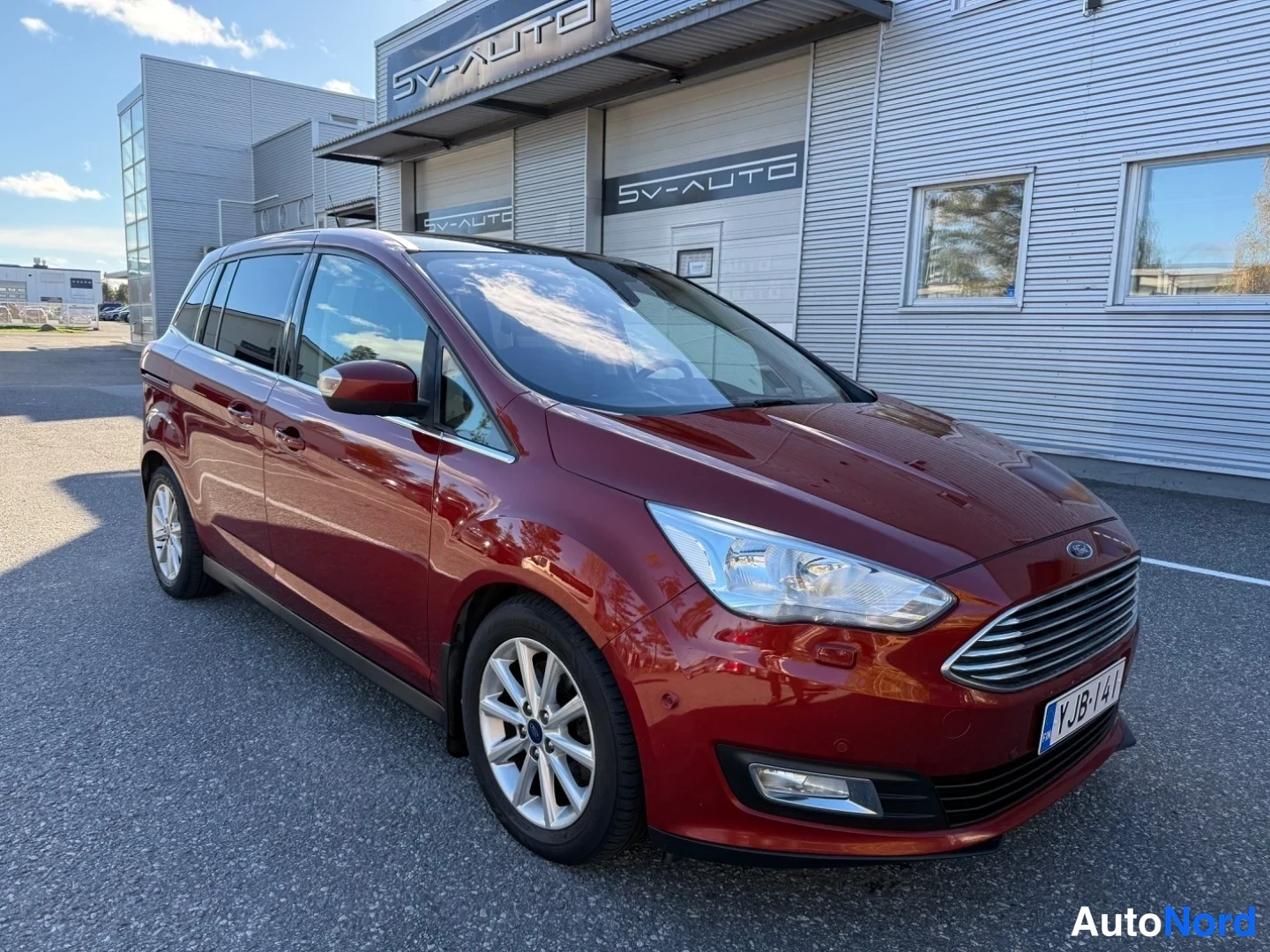 Punainen Ford Grand C-Max 2016, etuviisto, keula oikealle, kuva 2