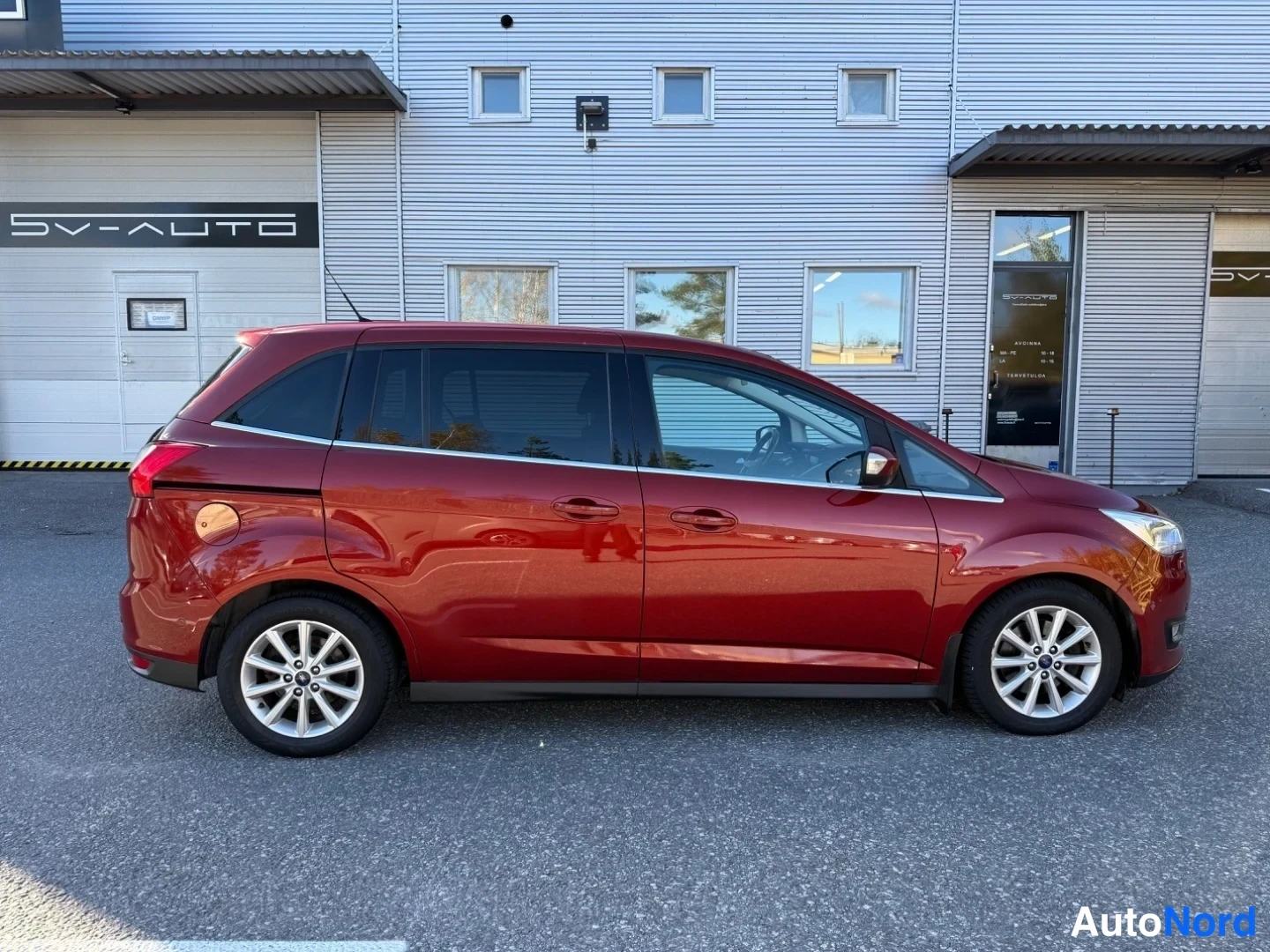 Punainen Ford Grand C-Max 2016, sivulta, kuva 5