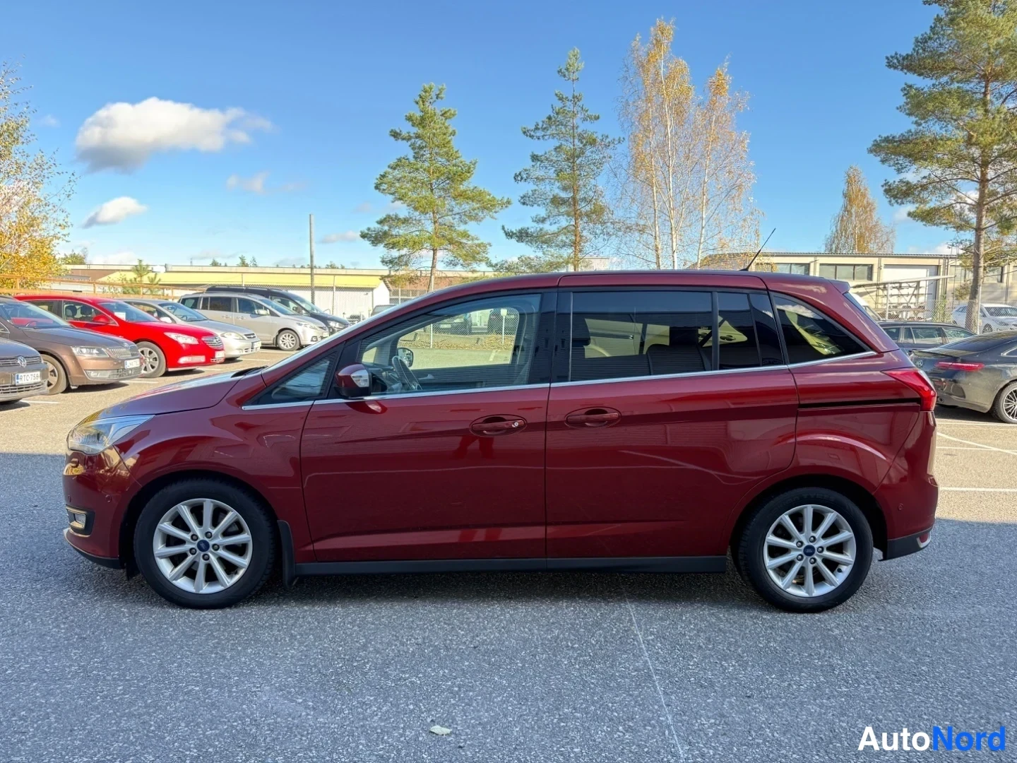 Punainen Ford Grand C-Max 2016, sivulta, kuva 4