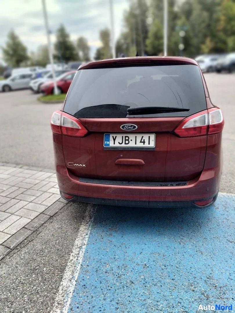 Takaa: Suora takakuva autosta; takalasi, takavalot, C-Max-merkki ja rekisterikilpi.