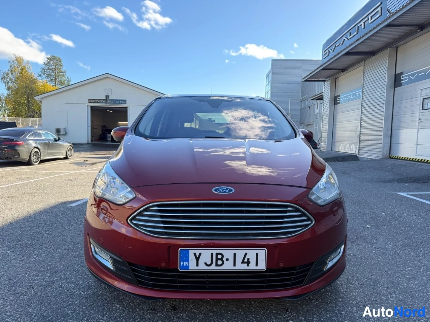 Punainen Ford Grand C-Max 2016, edestä, kuva 3