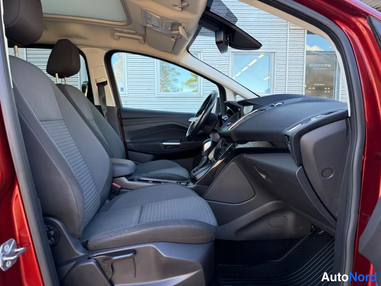 Punainen Ford Grand C-Max 2016, ohjaamo, kuva 9
