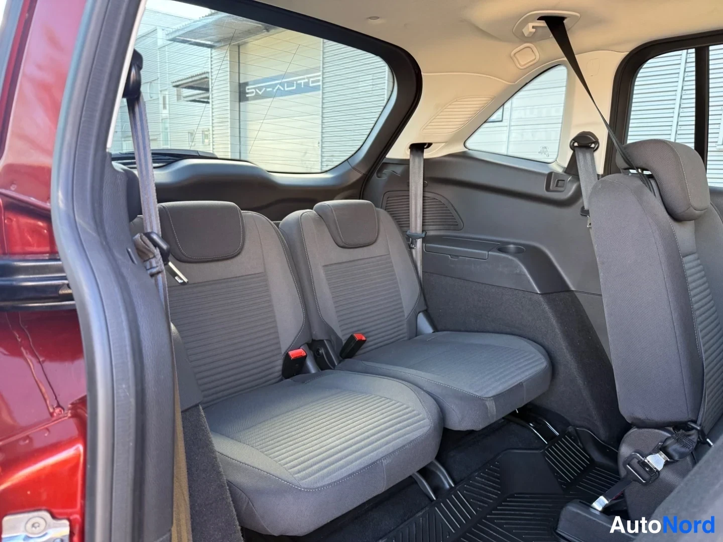 Punainen Ford Grand C-Max 2016, takaistuimet, kuva 14