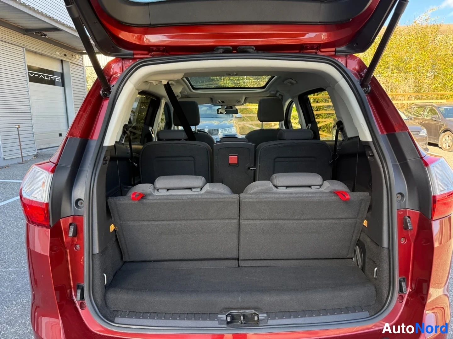 Punainen Ford Grand C-Max 2016, takaa, kuva 8