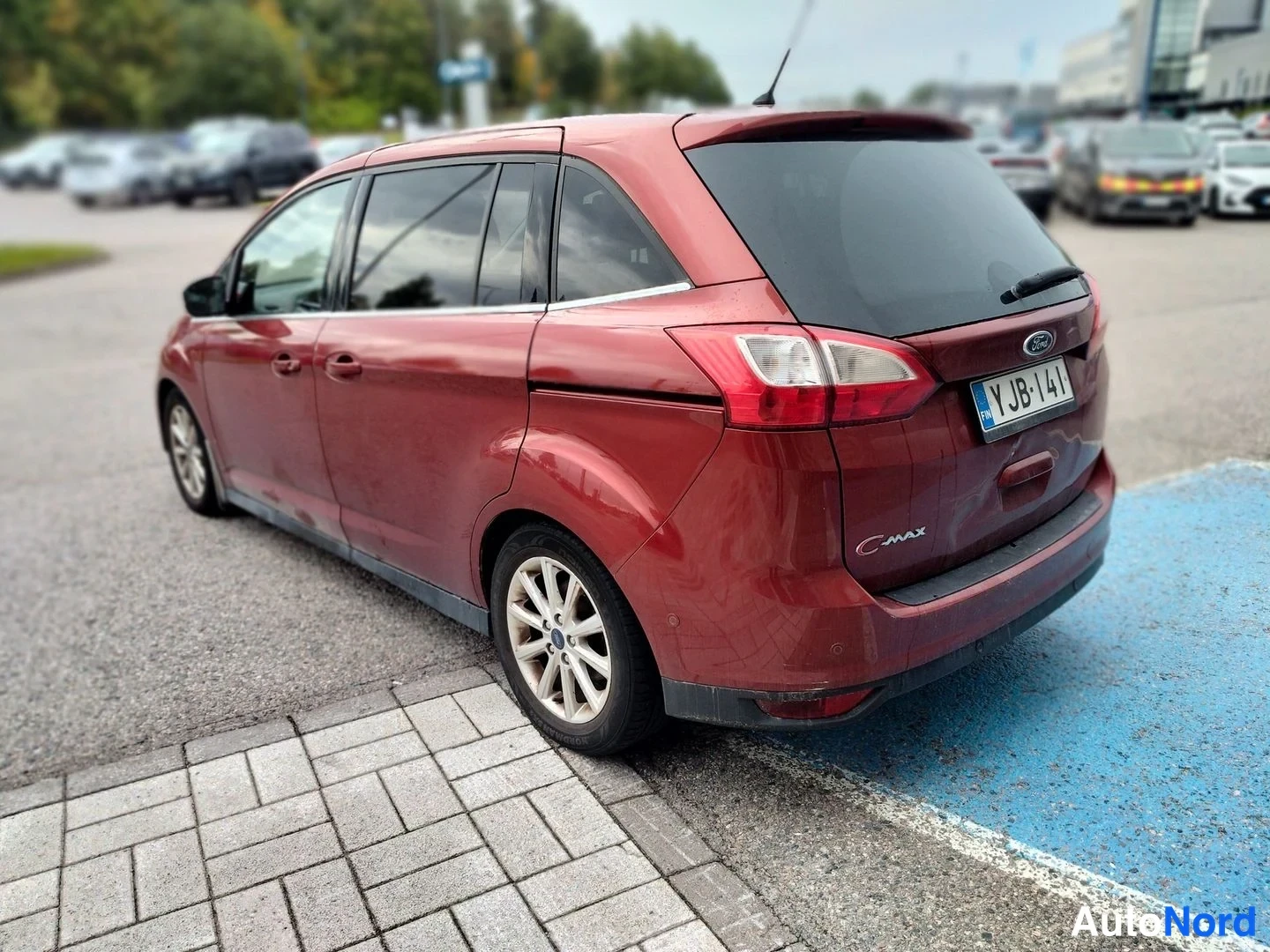 Takaviisto: Auton takakolmanneltakuva oikealta; kylki, takapaneeli ja rekisterikilpi näkyvät.
