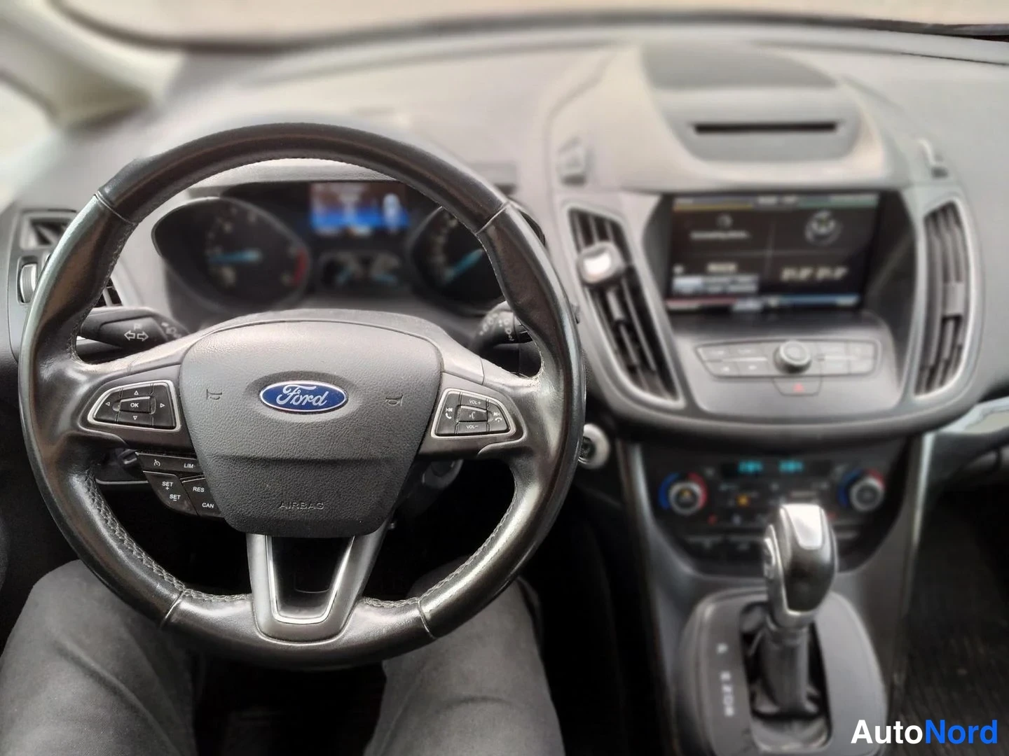 Muu: Ford-ohjaustiepo, automaattivaihteen valitsin ja kojelautanäyttö.