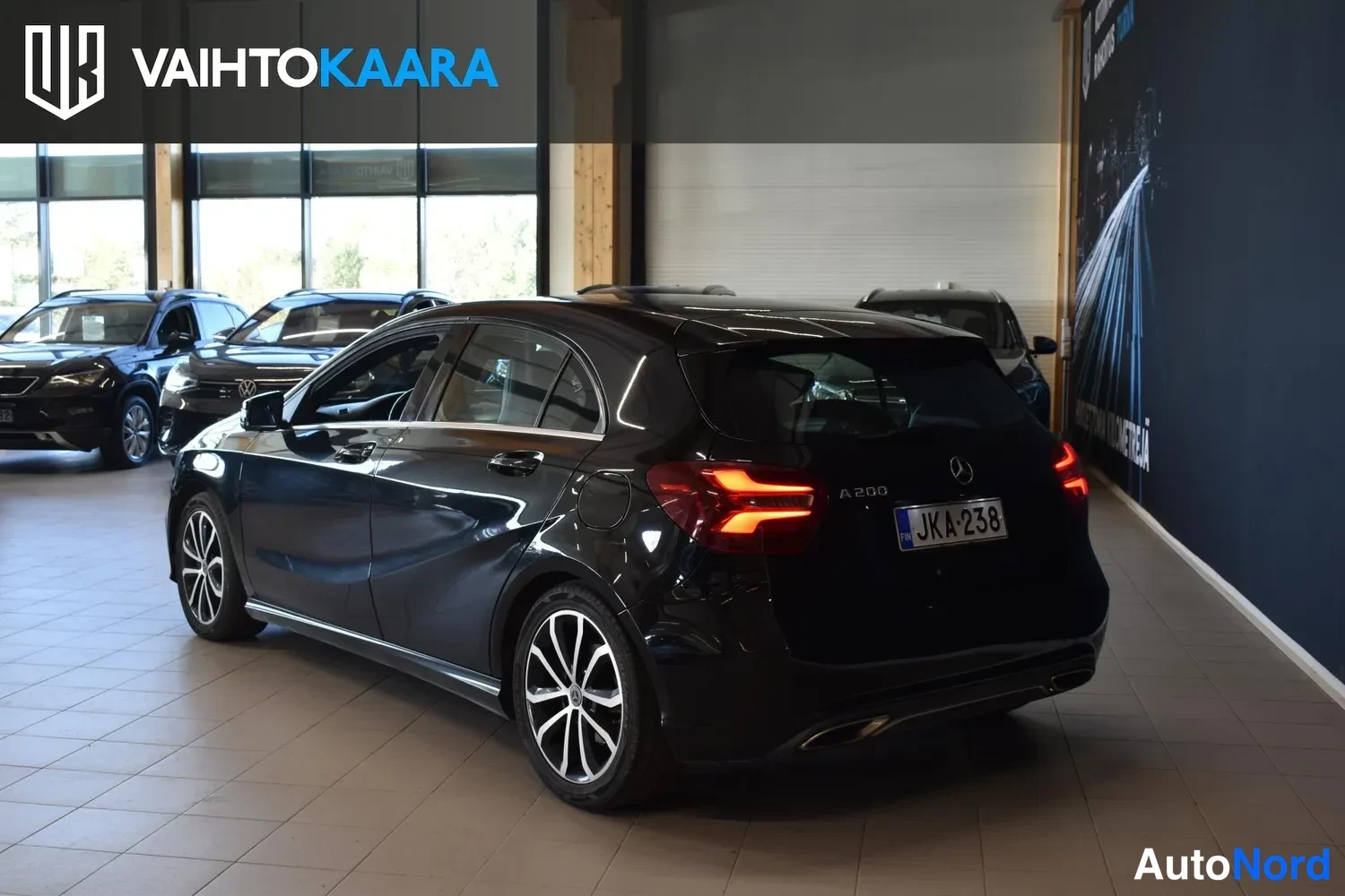 Takaviisto: Mercedes-Benz A 200 -viistoperä takaviistosta vasemmalle, takavalot syttyneinä ja A 200 -merkintä kannessa.