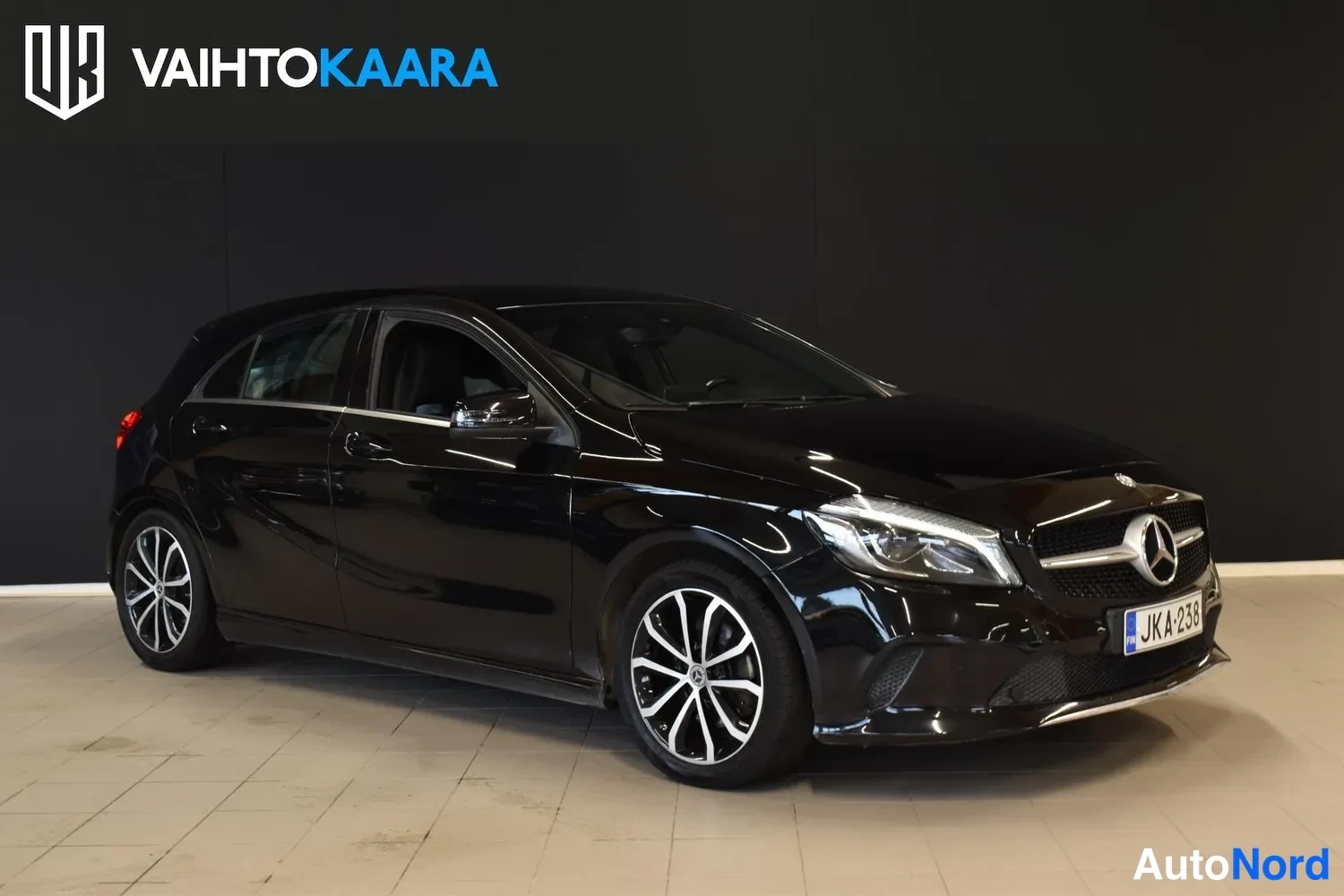 Musta Mercedes-Benz A 200 2016, etuviisto, keula oikealle, kuva 3