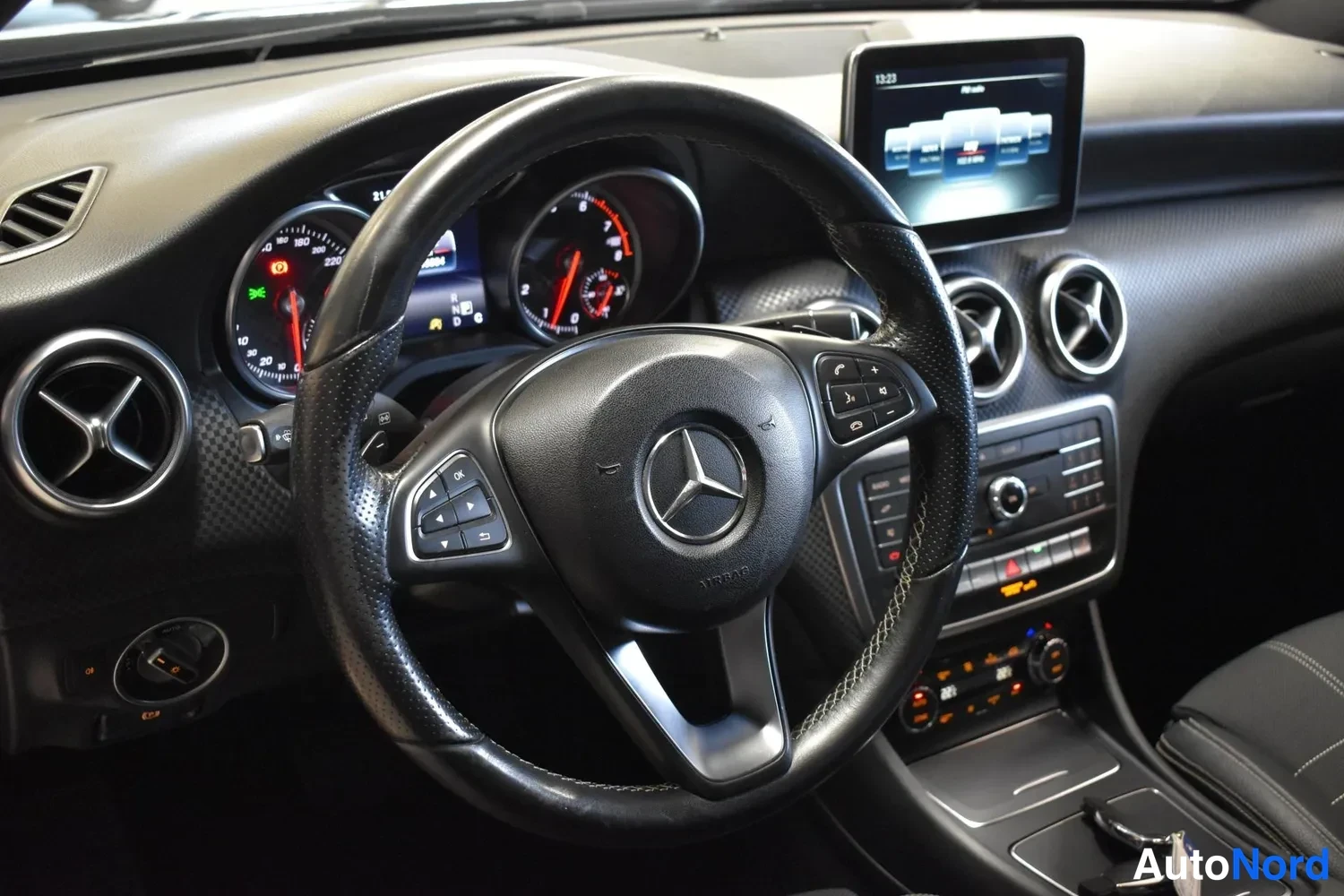 Musta Mercedes-Benz A 200 2016, ohjaamo, kuva 11