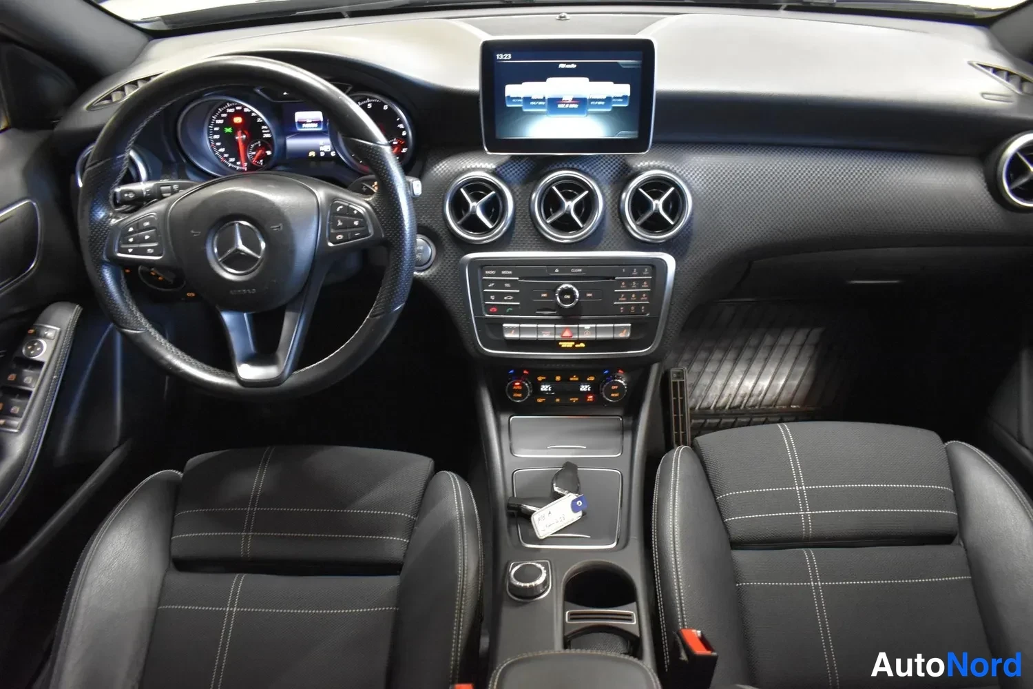 Musta Mercedes-Benz A 200 2016, ohjaamo, kuva 13