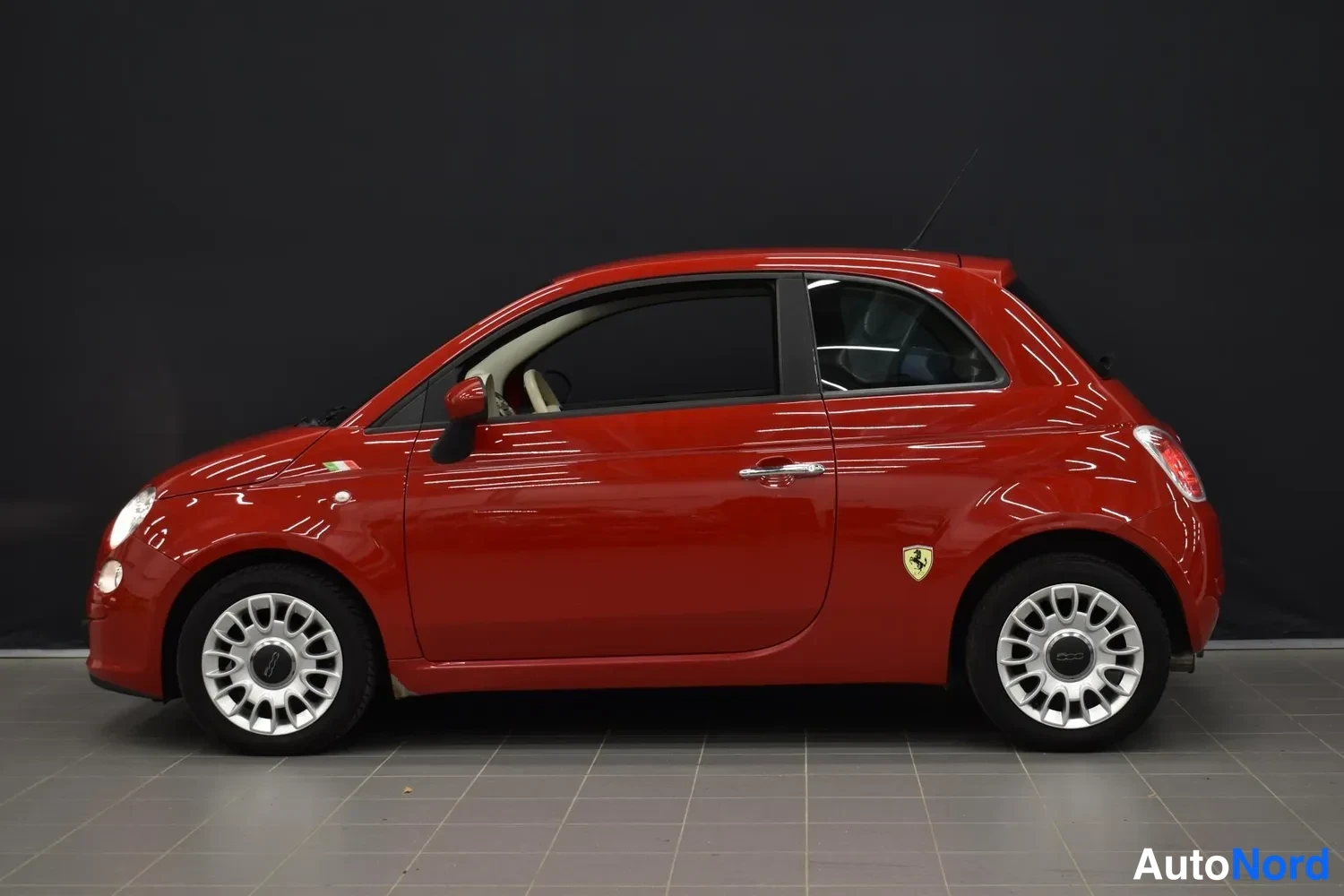Punainen Fiat 500 2012, sivulta, kuva 4