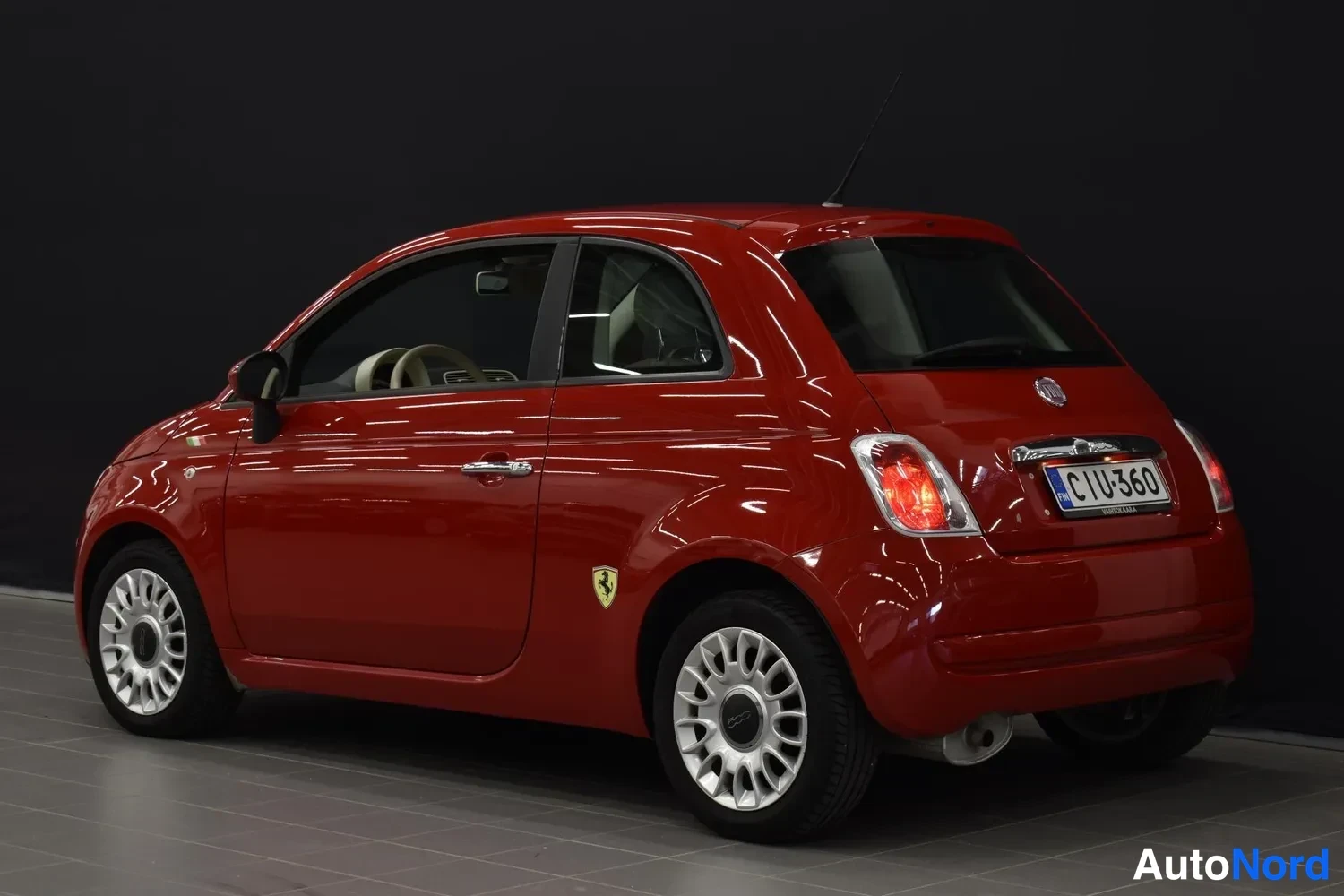 Punainen Fiat 500 2012, takaviisto, kuva 11