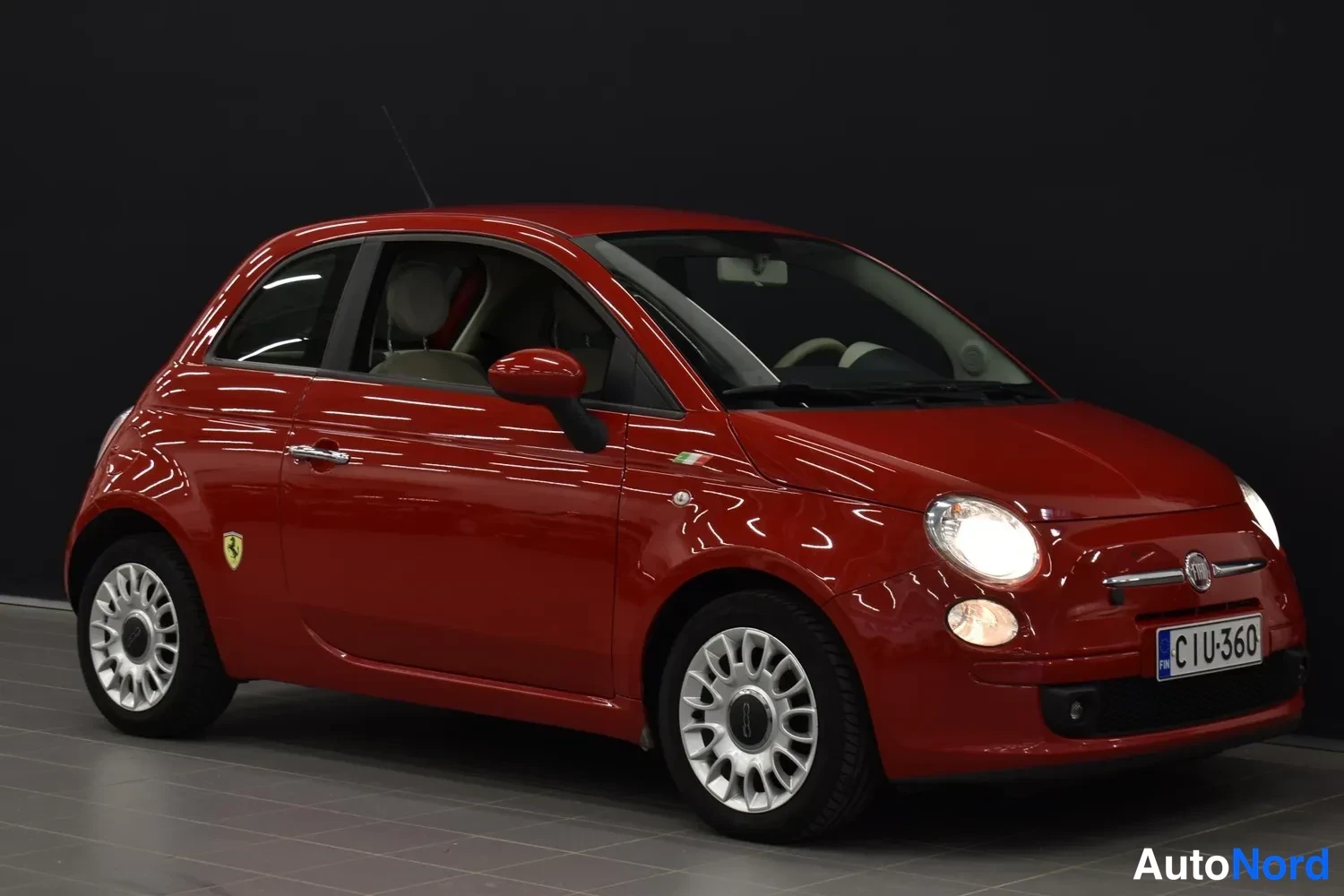 Punainen Fiat 500 2012, etuviisto, keula oikealle, kuva 3