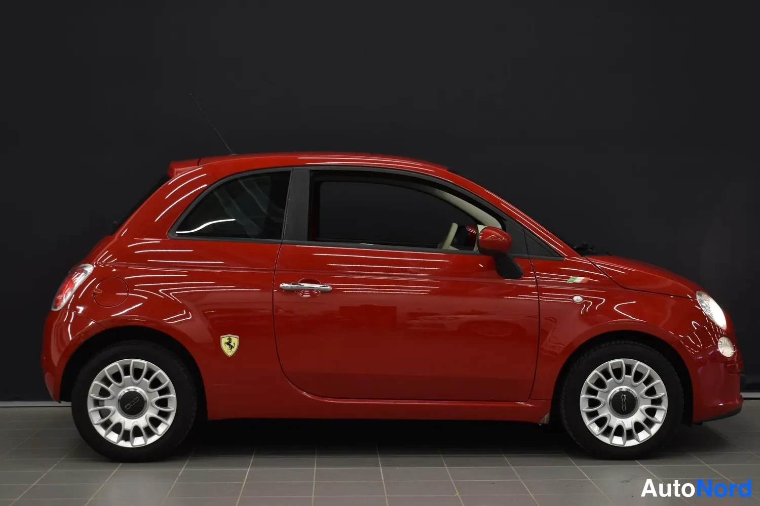 Punainen Fiat 500 2012, sivulta, kuva 10
