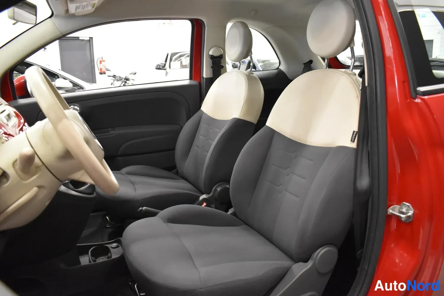 Punainen Fiat 500 2012, etuistuimet, kuva 17
