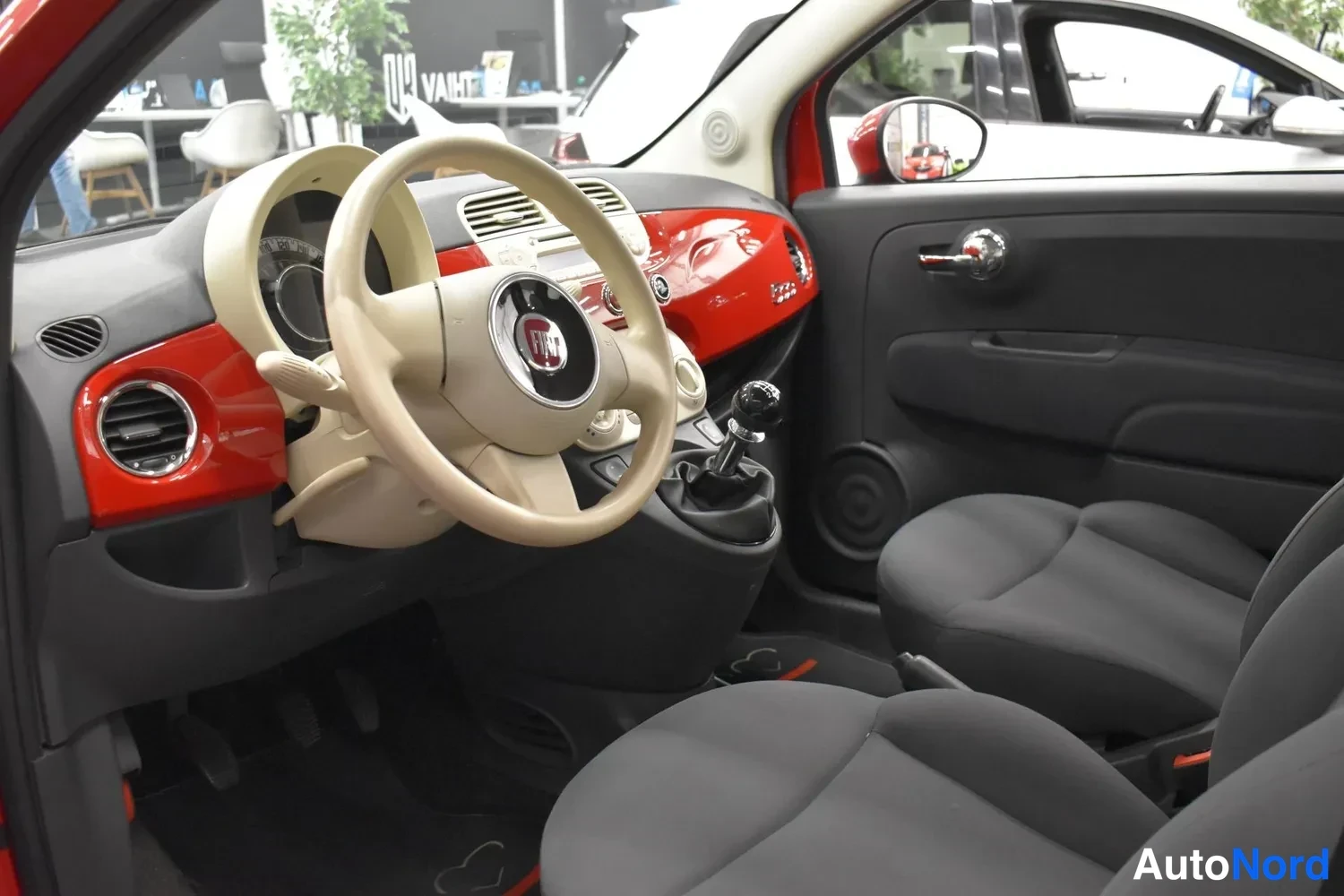 Punainen Fiat 500 2012, ohjaamo, kuva 15