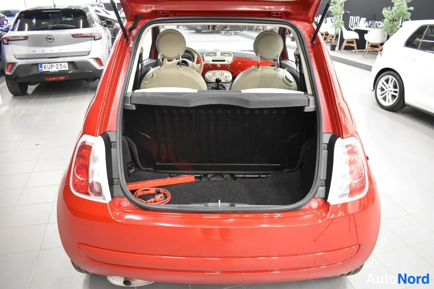 Punainen Fiat 500 2012, tavaratila, kuva 20