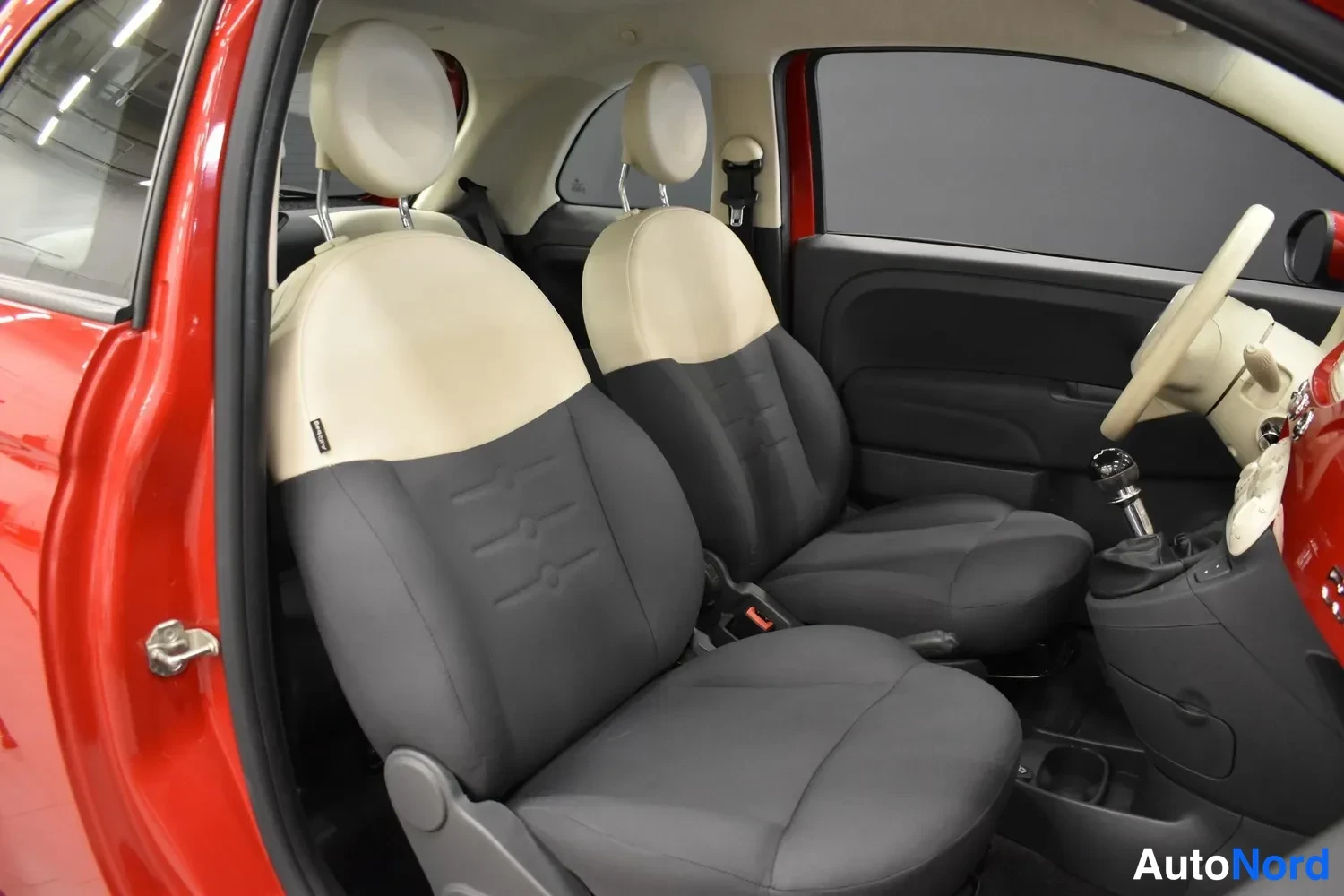 Punainen Fiat 500 2012, etuistuimet, kuva 18
