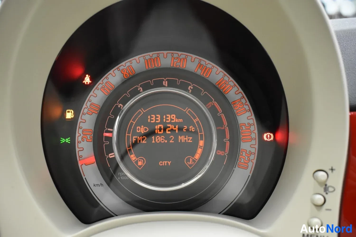 Punainen Fiat 500 2012, yksityiskohta, kuva 21