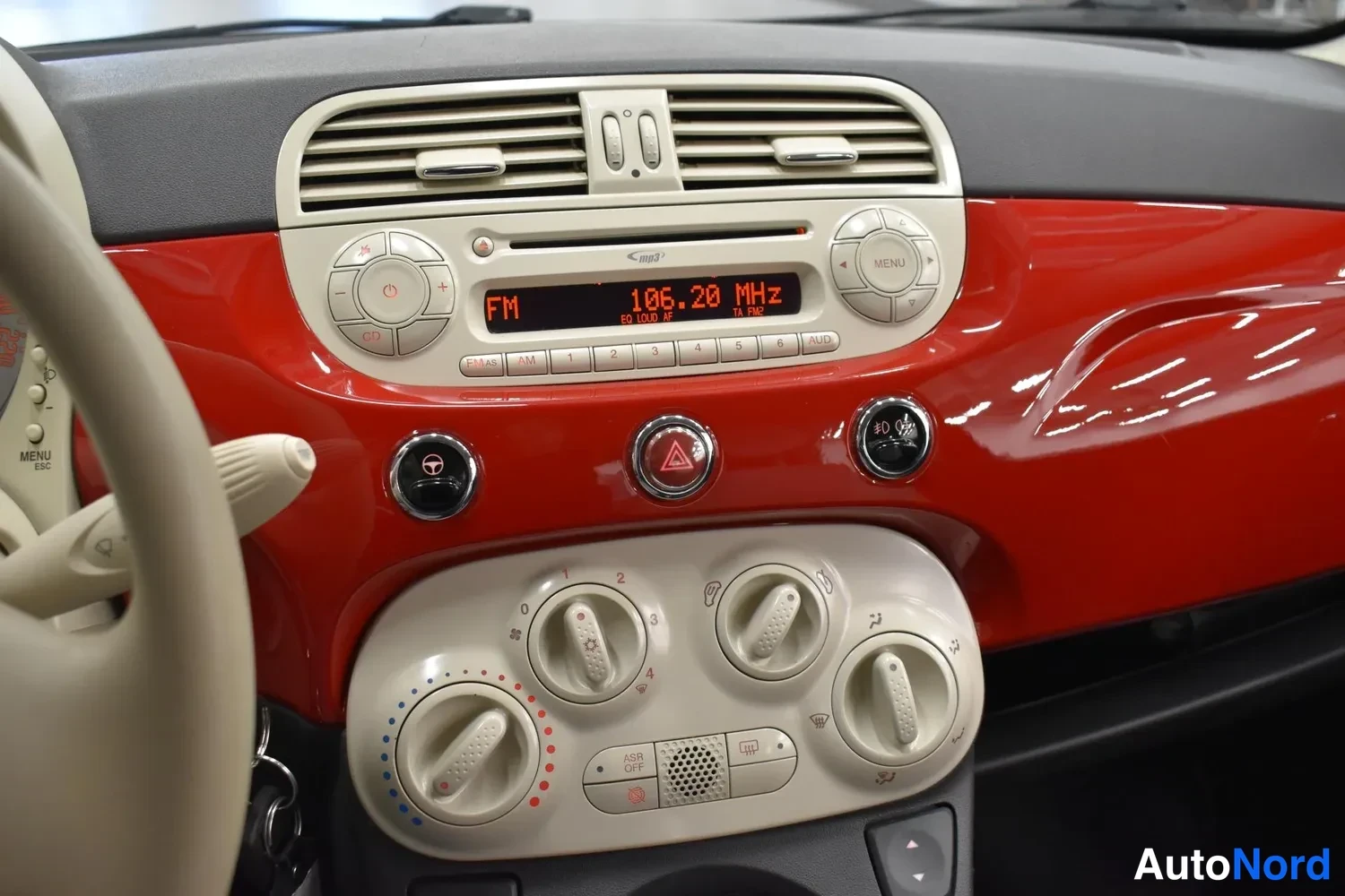 Punainen Fiat 500 2012, yksityiskohta, kuva 22