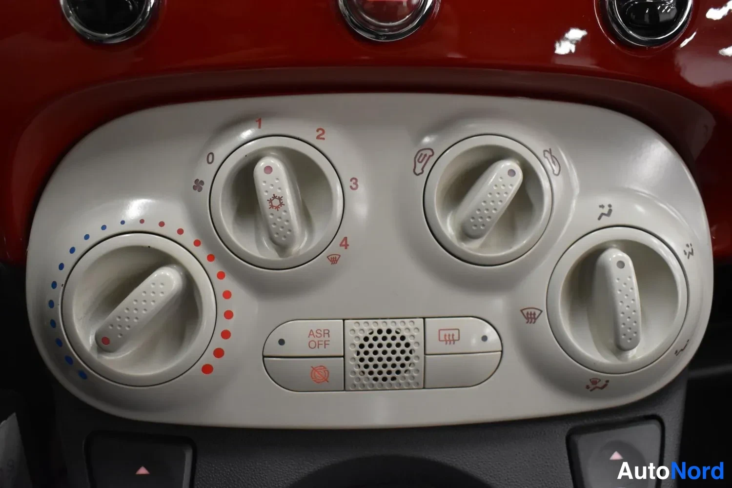 Punainen Fiat 500 2012, yksityiskohta, kuva 24